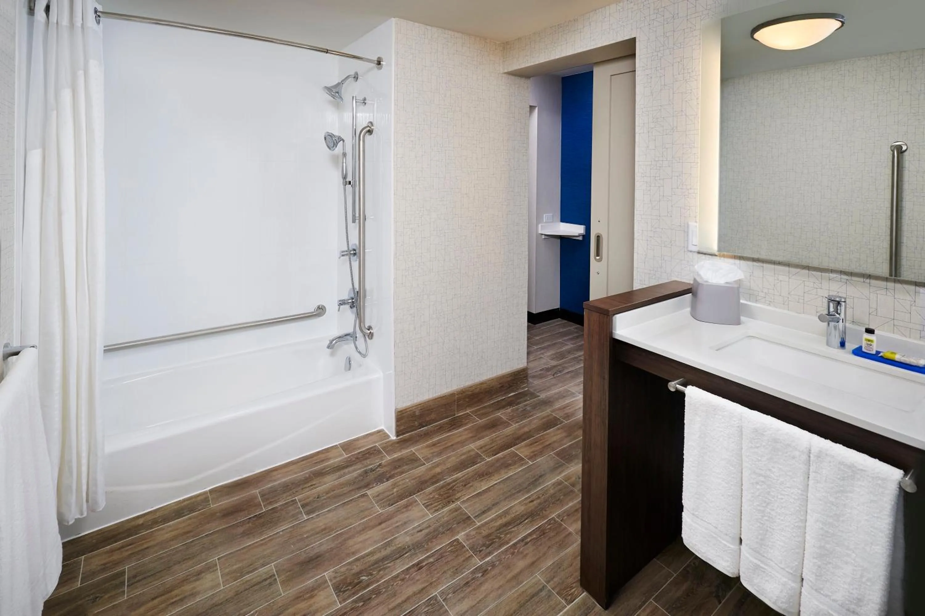 Queen Room with Two Queen Beds - Mobility Access Tub/Non-Smoking in Holiday Inn Express - Sarnia - Point Edward by IHG