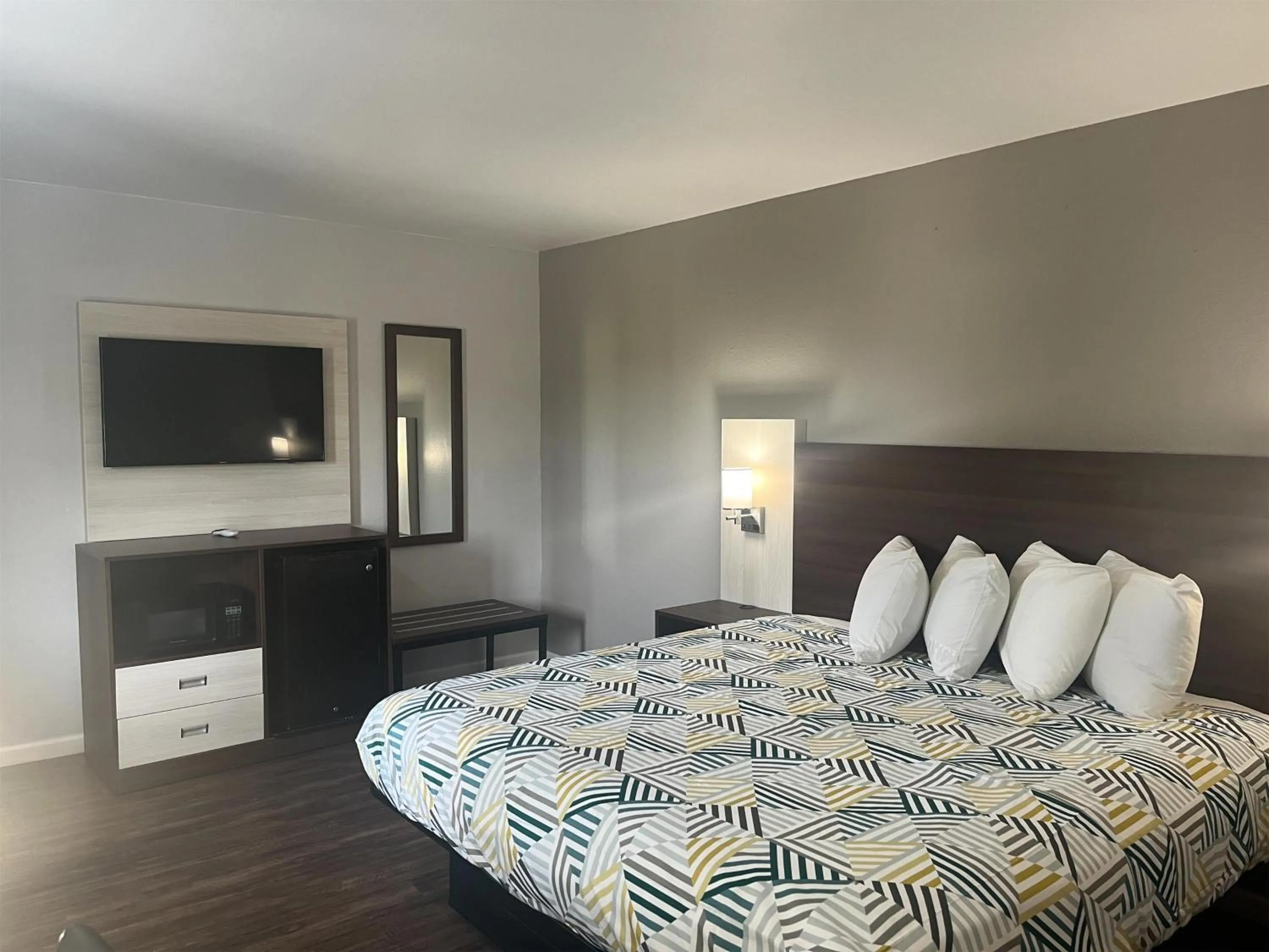 King Room - Non-Smoking in Motel 6 Saint George, SC – I-95