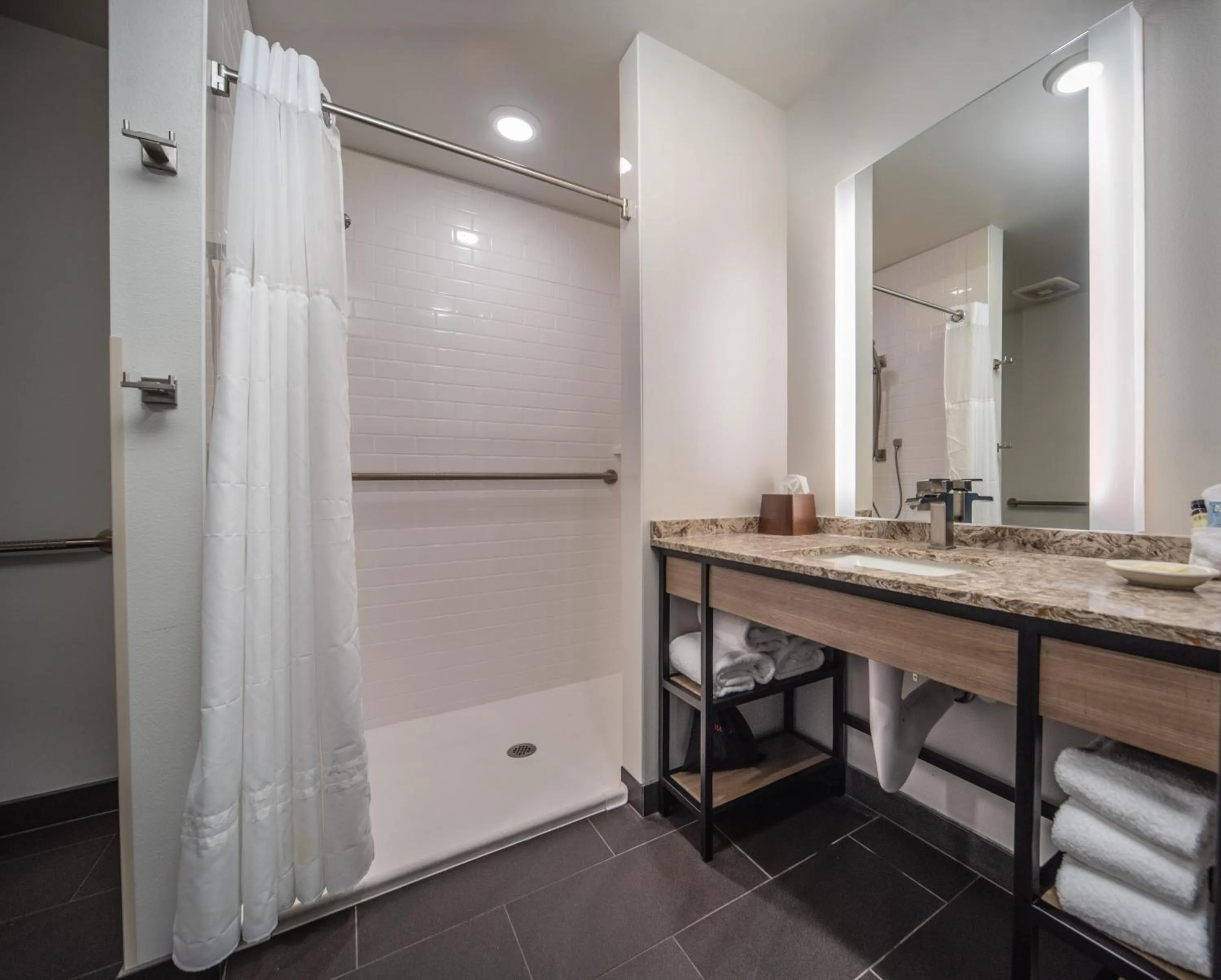 Queen Room with Two Queen Beds - Disability Access in Hotel Windrow Downtown Ellensburg