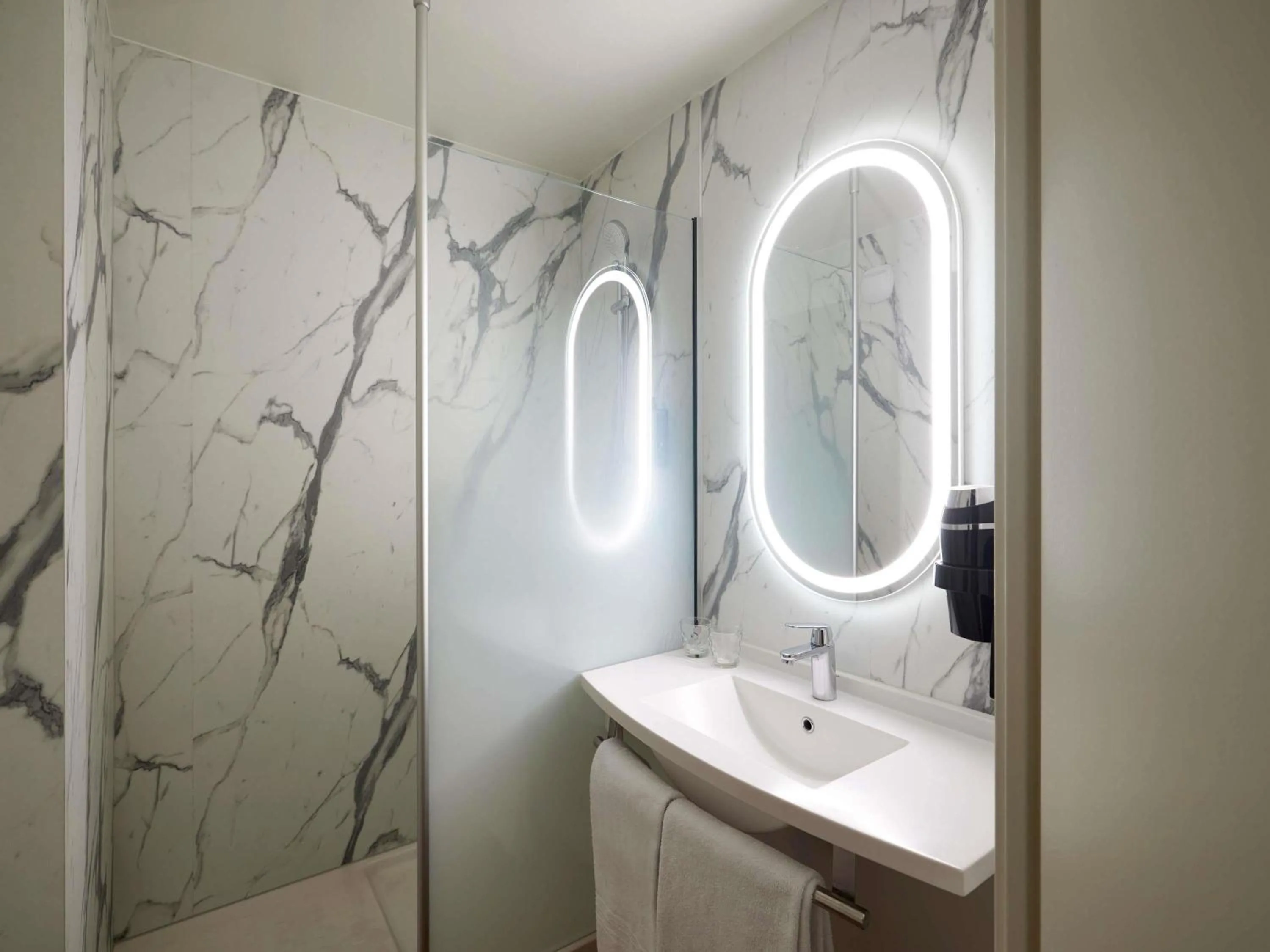 Twin Room in IBIS Port de plaisance