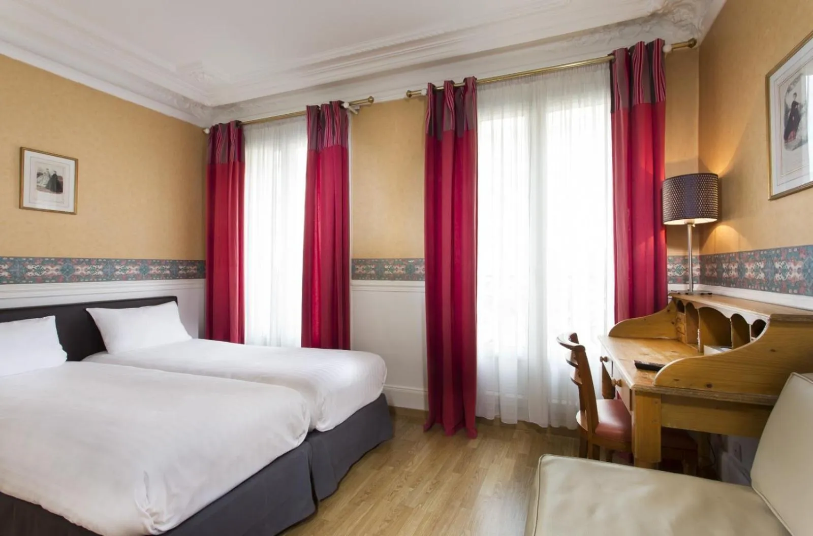 Triple Room in Hotel Claude Bernard Saint-Germain