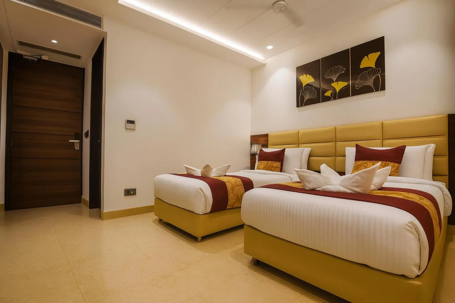 Executive Twin Bed Room in HOTEL TEN SQUARE - 5 Minutes from The Taj Mahal