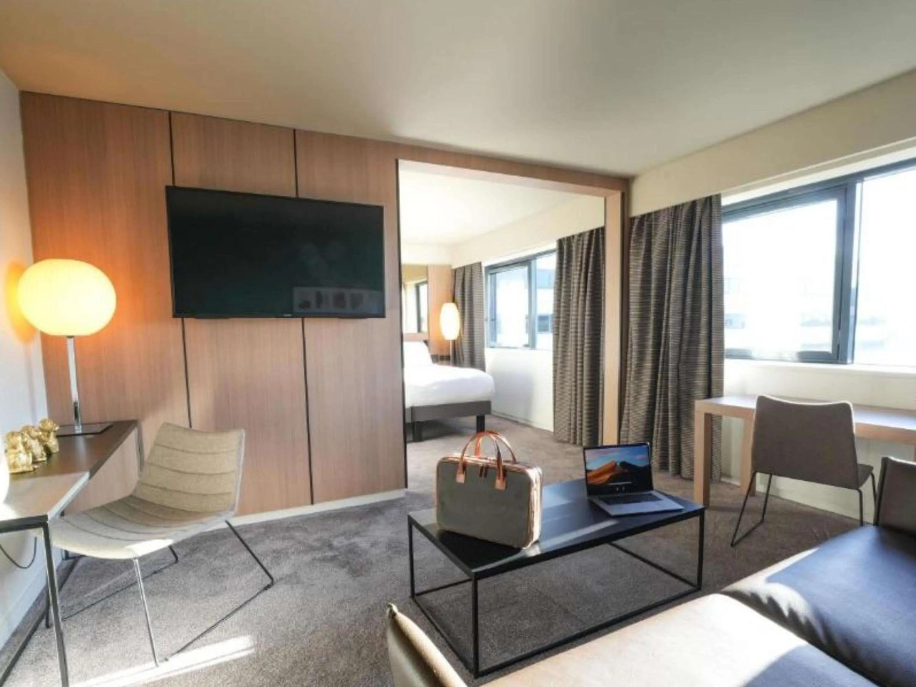 Junior King Suite with Lounge in Pullman Bordeaux Lac