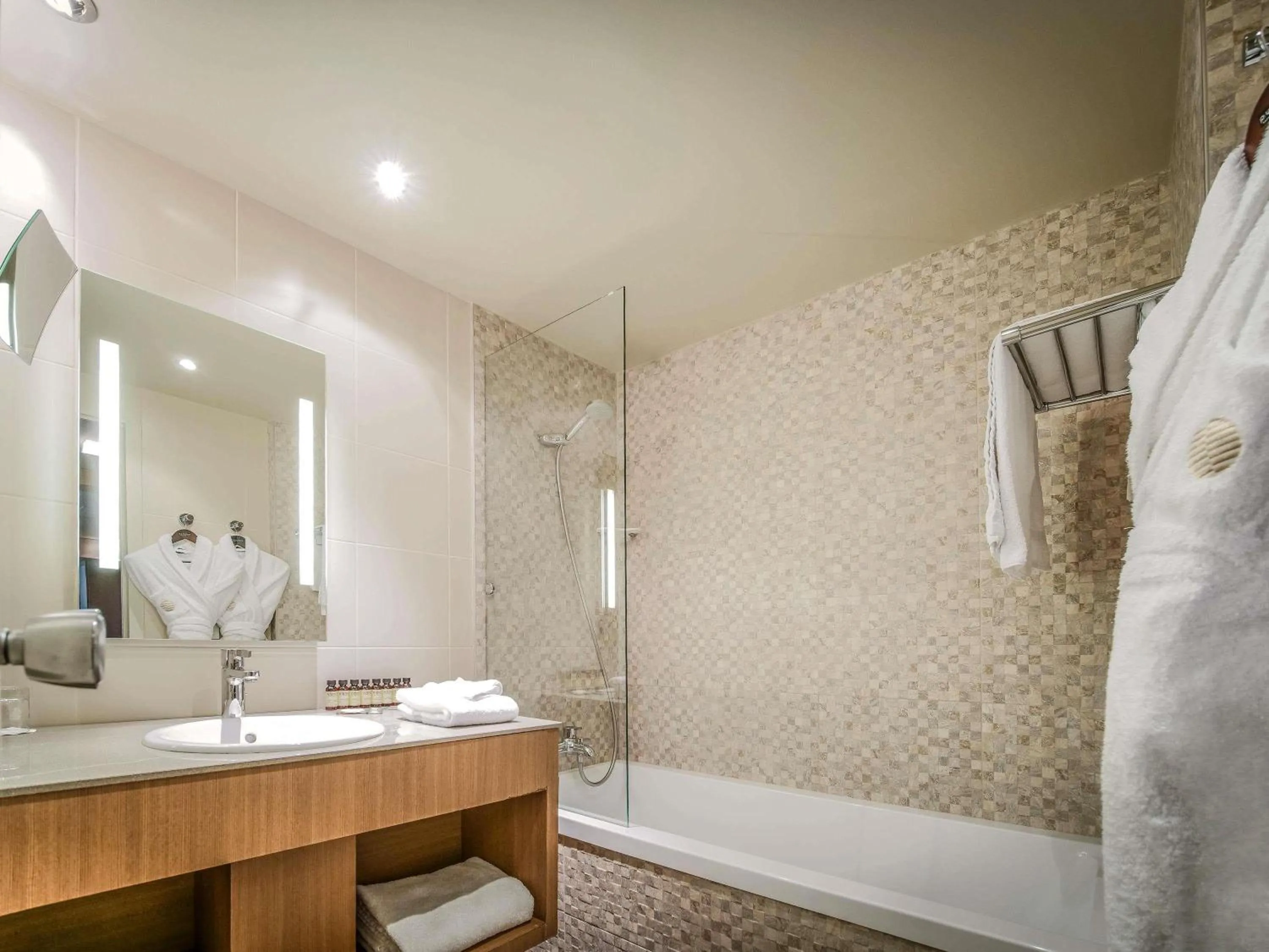 Standard Family Suite - Two Connecting Rooms in Pullman Bordeaux Lac