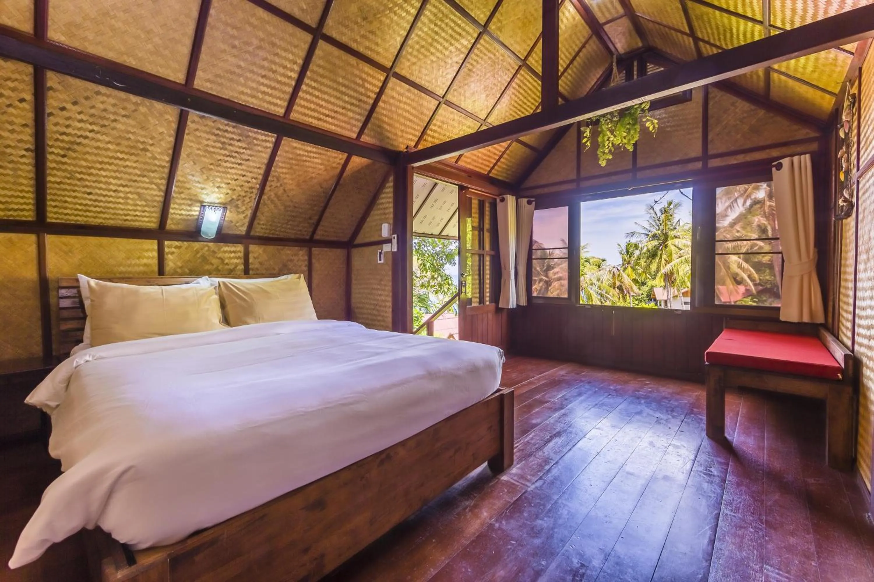 Hillside Cabin with Air Conditioning in Coral View Resort