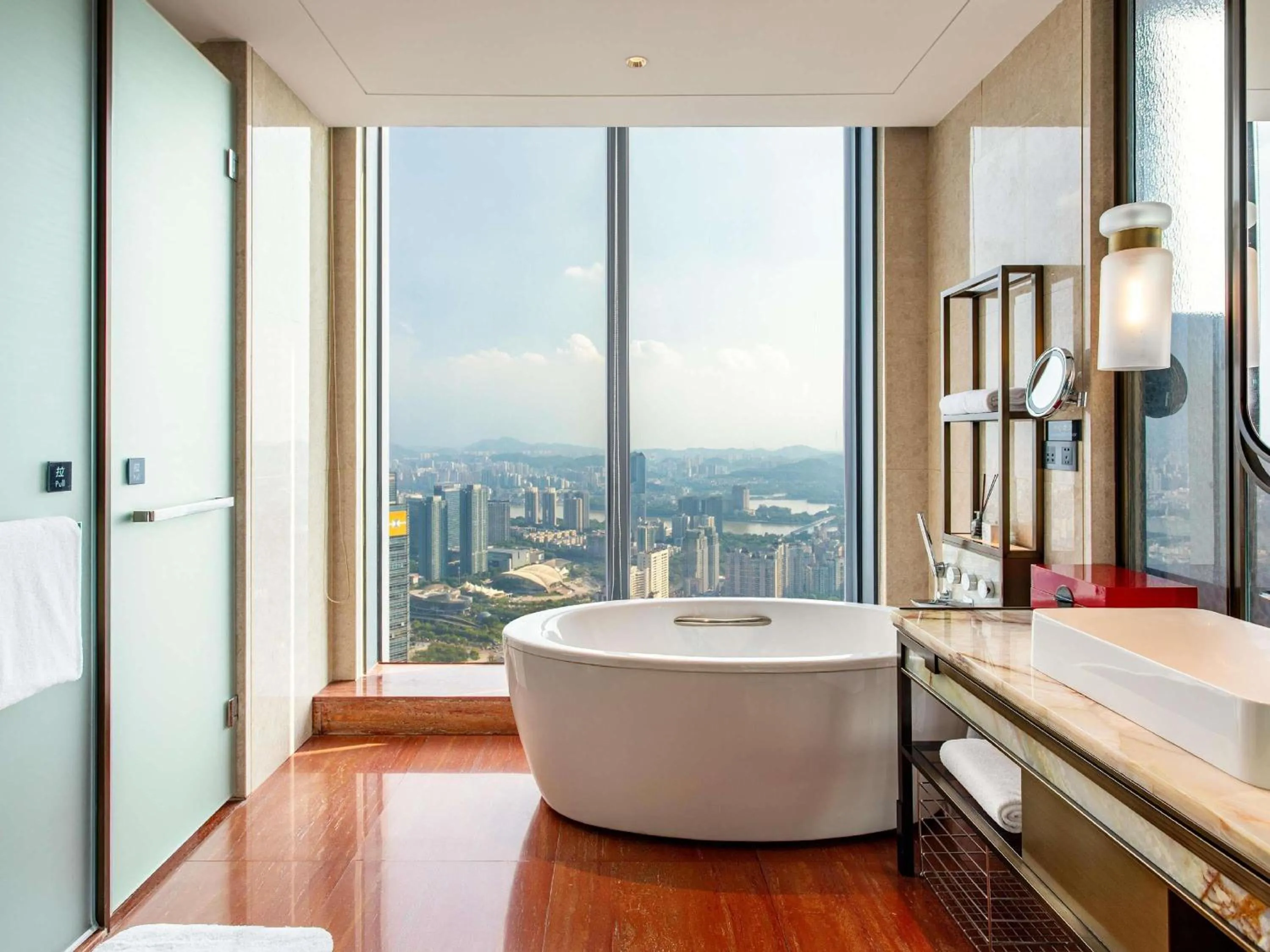 Superior Twin Room with River View in Pullman Huizhou Kaisa