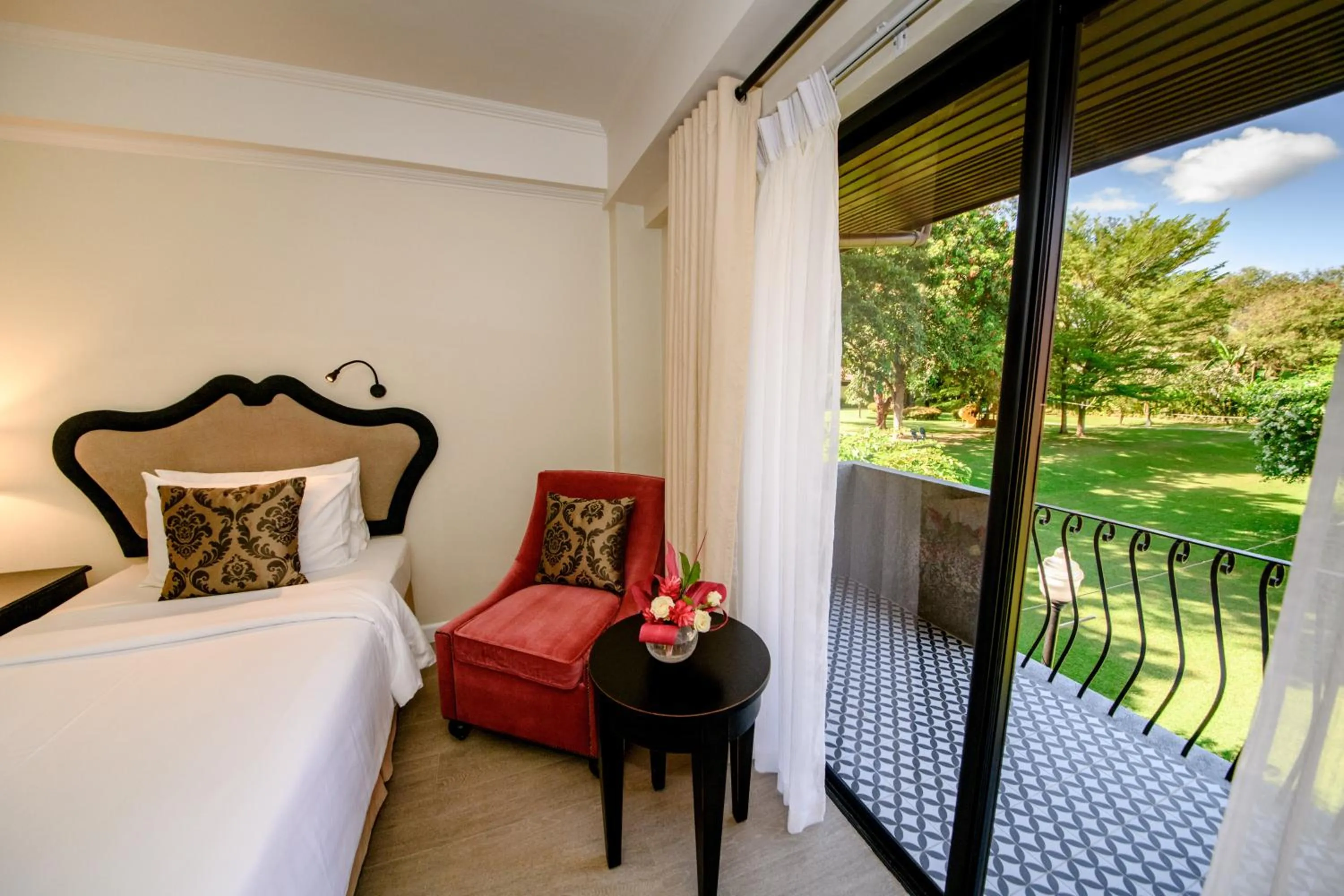 Deluxe Double or Twin Room with Balcony in Montebello Villa Hotel