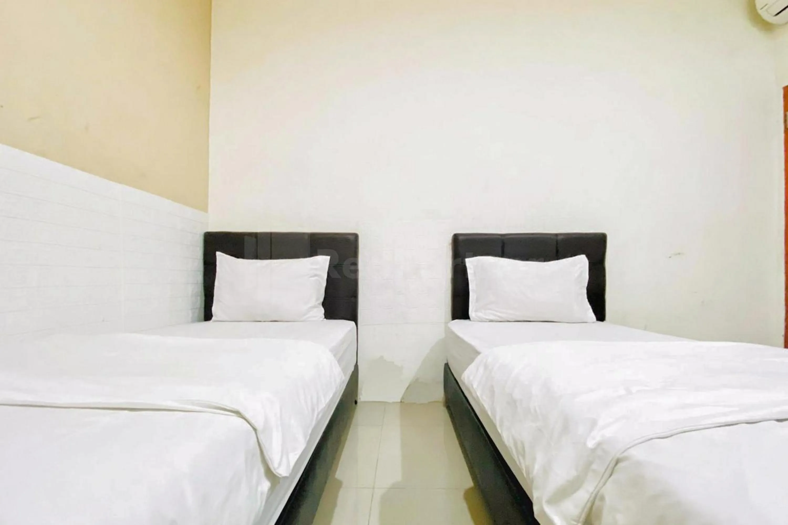 Standard Twin Room in Palem Mas Garden RedPartner