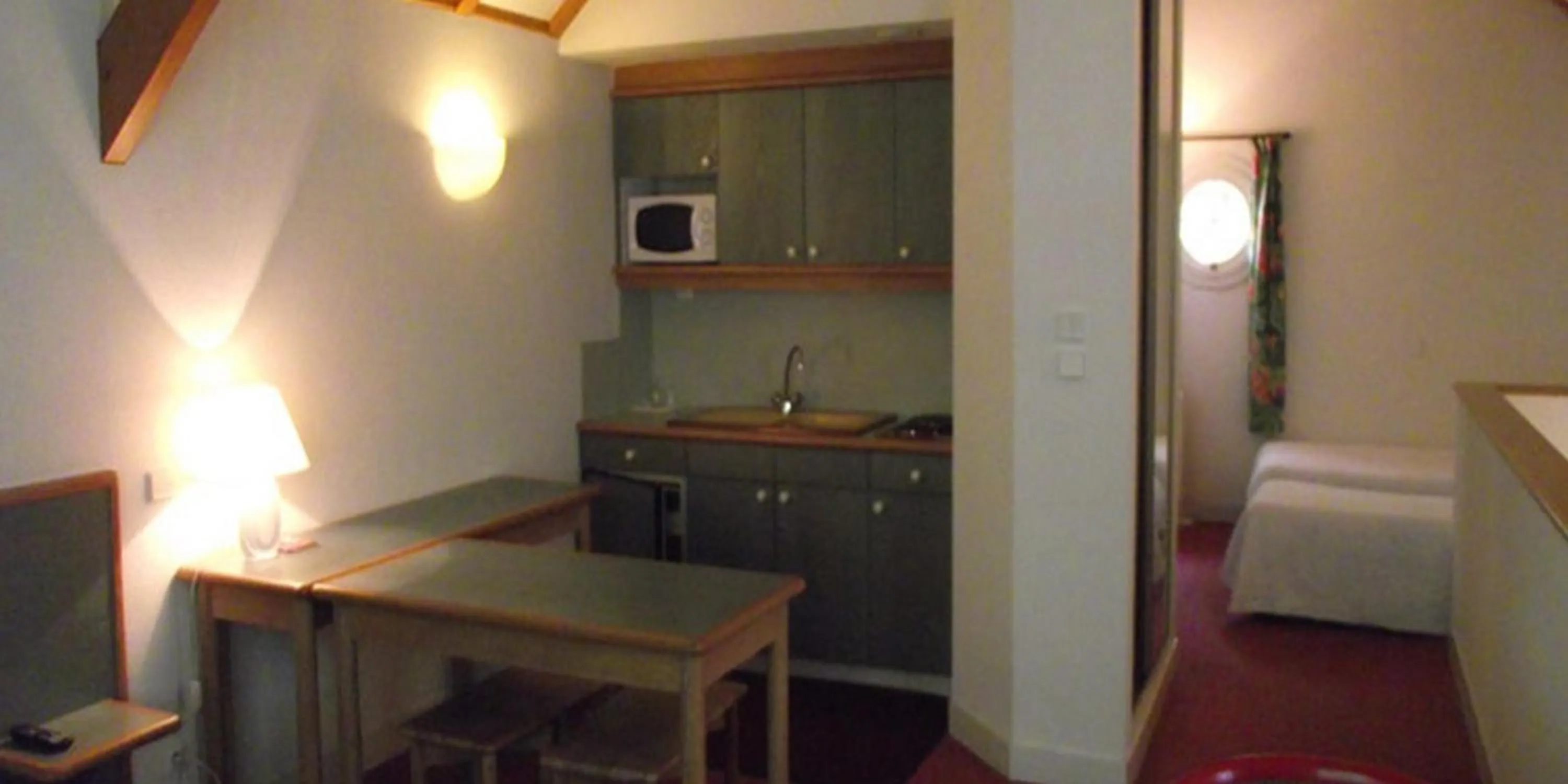 Triple Studio - 1 Double Bed & 1 Single Bed in Cit'Hotel Avallon Vauban