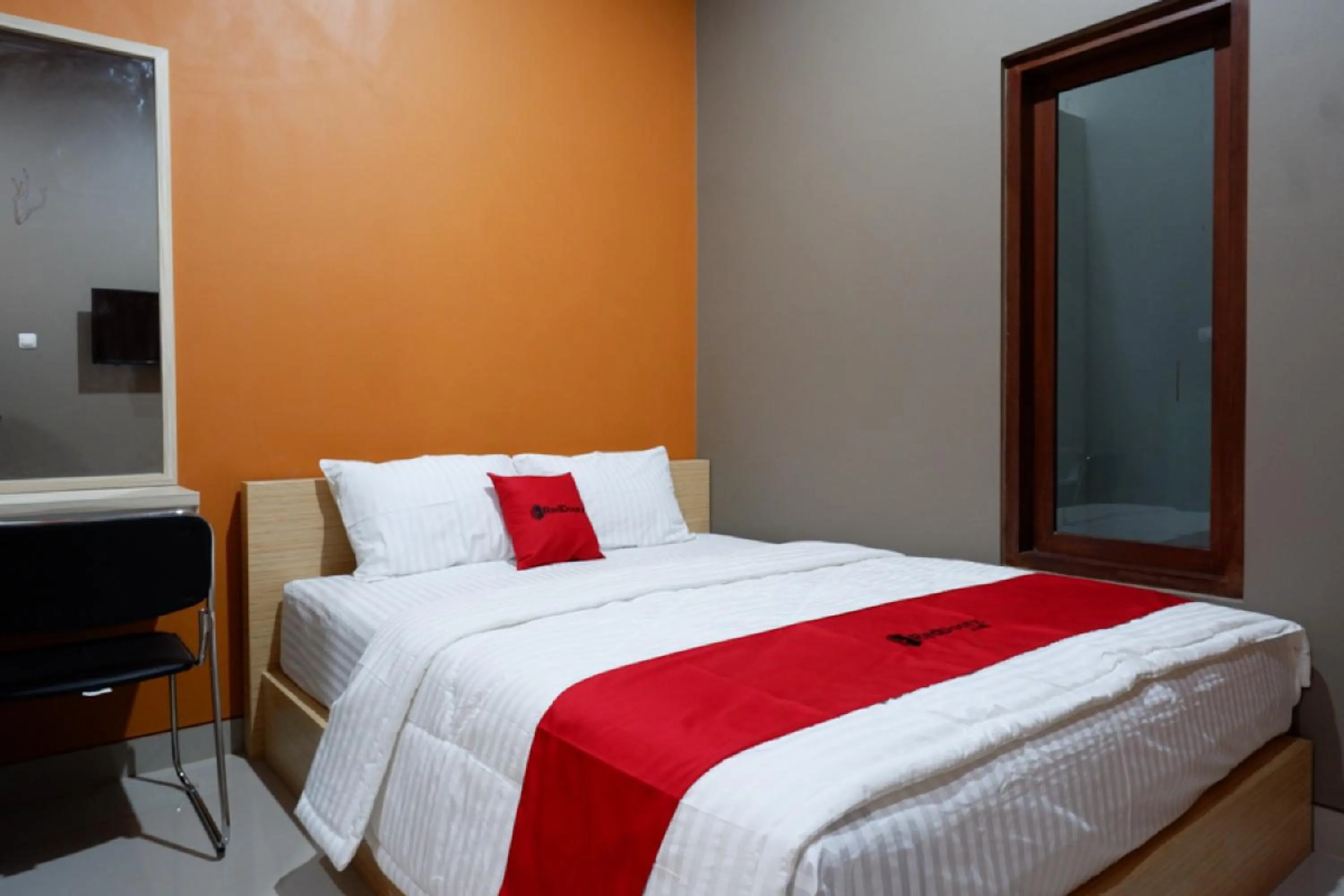 Double Room in RedDoorz Syariah near Stasiun Tegal