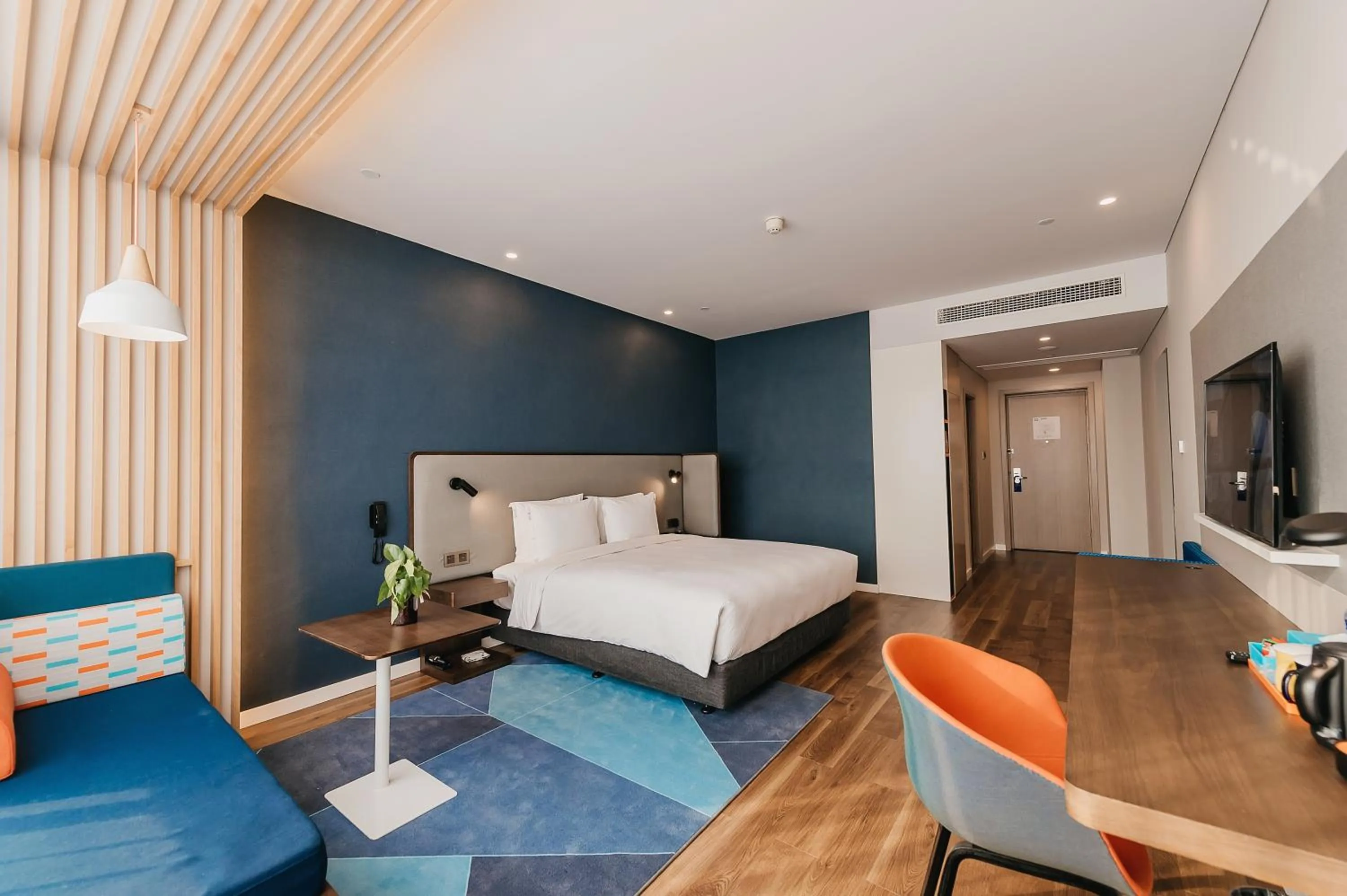 Standard King Room in Holiday Inn Express Taizhou CMC by IHG