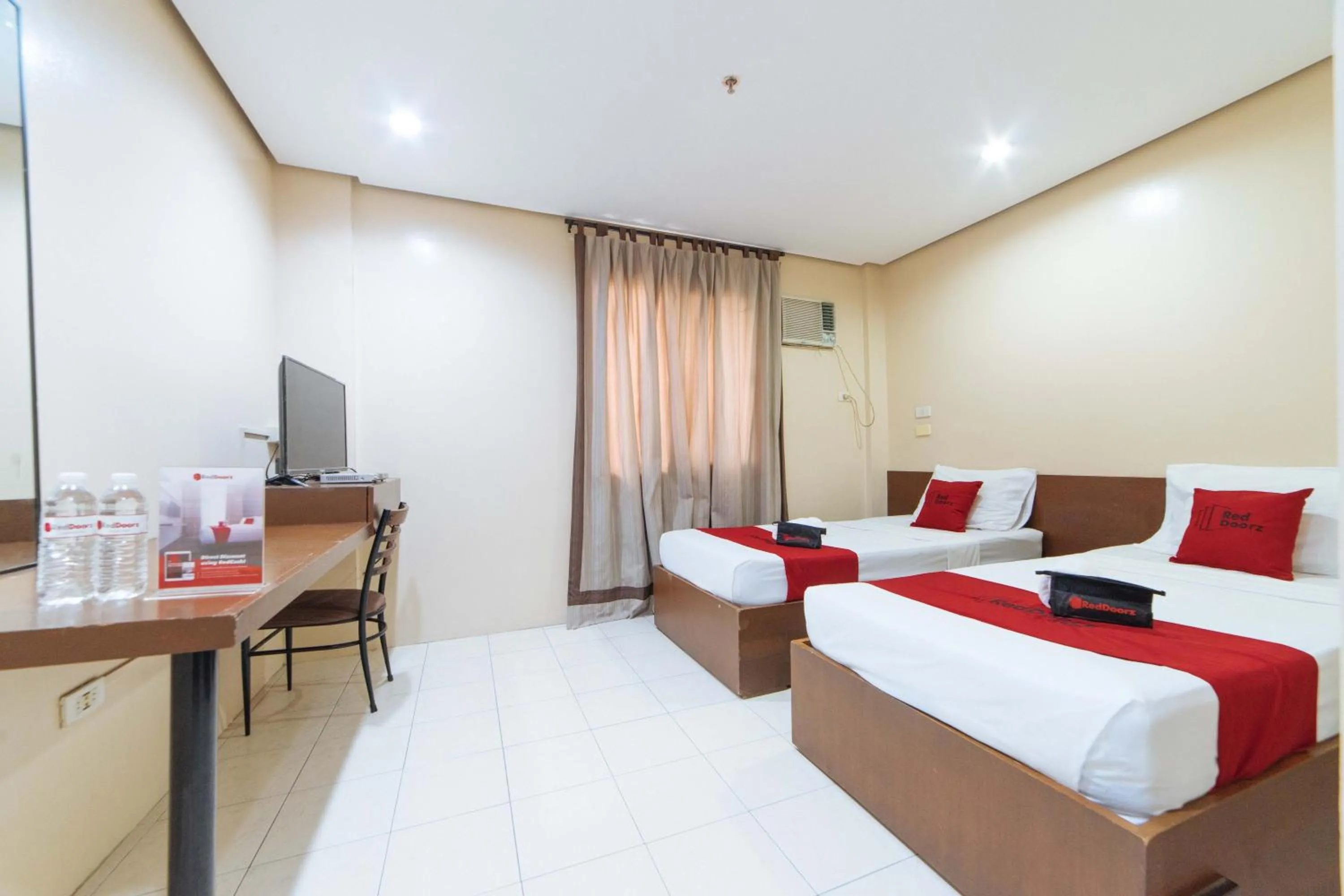 Twin Room in RedDoorz near Olongapo Bus Terminal
