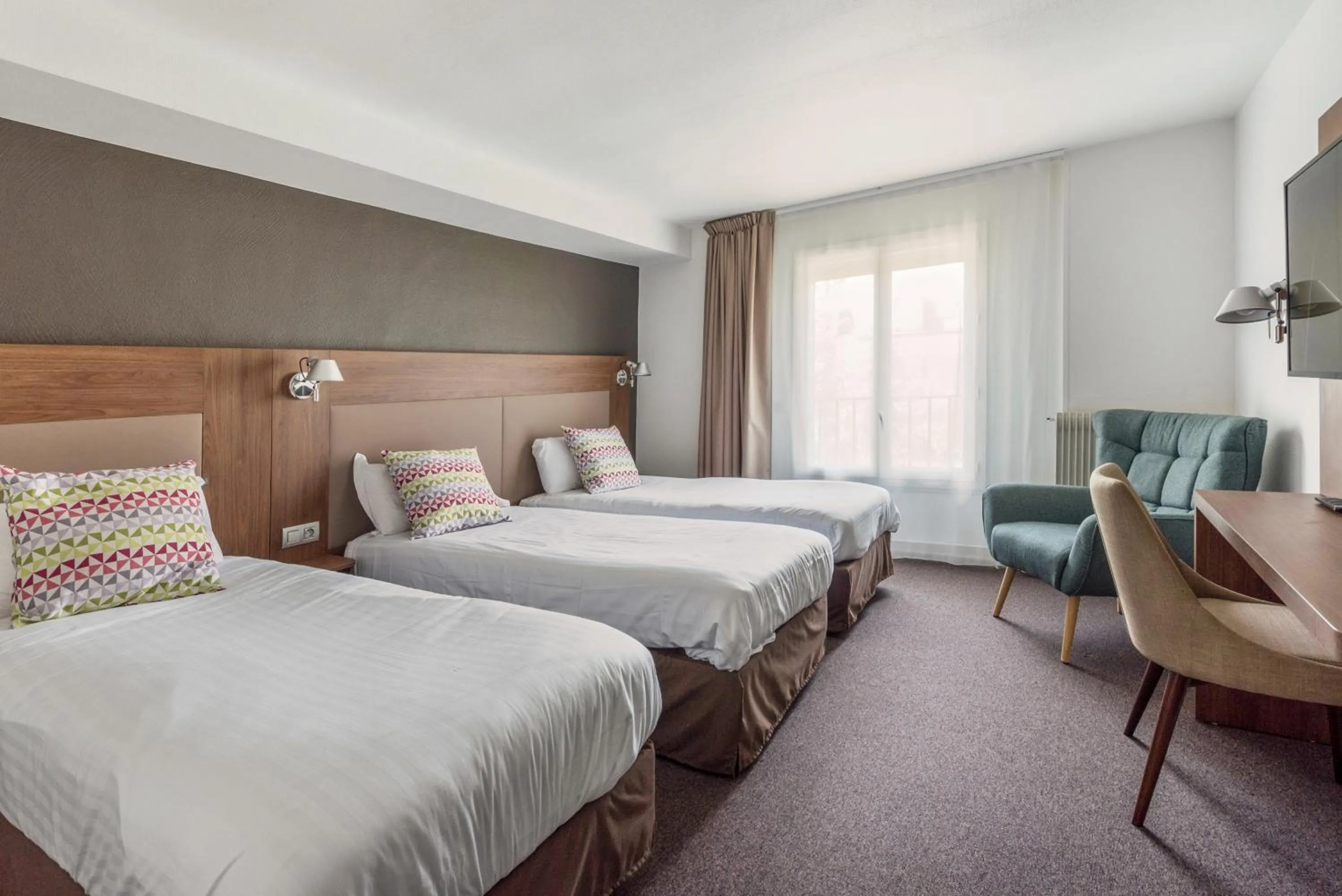 Standard Room - 3 Single Beds in Campanile Chartres Centre - Gare - Cathédrale