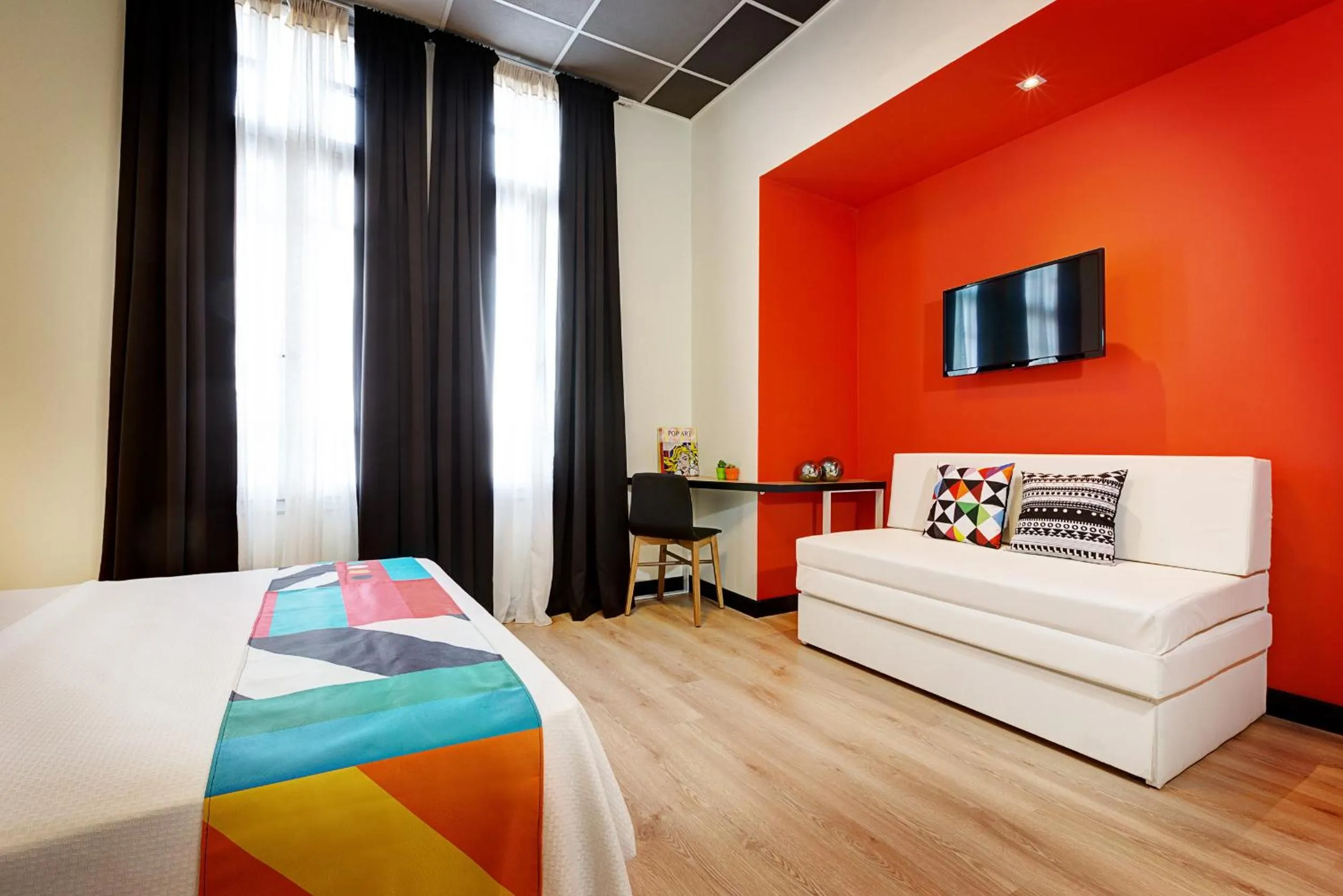 Cozy Double Room in Colors Ladadika Thessaloniki