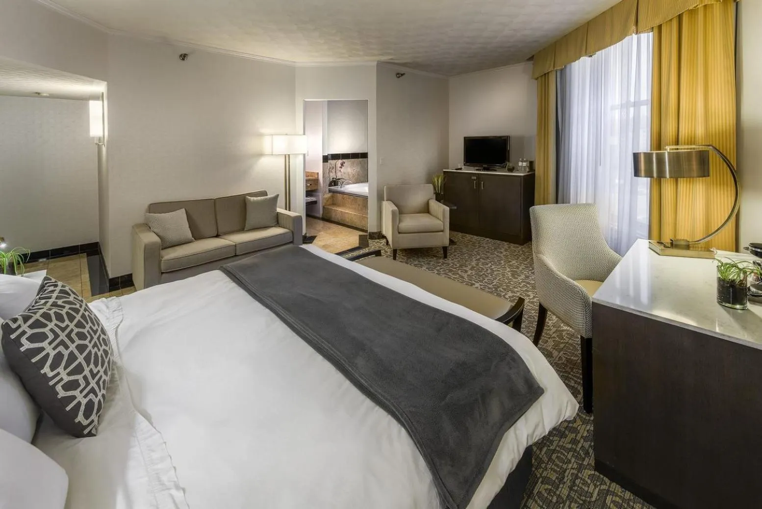 King Room with Roll-In Shower - Disability Access/Non Smoking in Radisson Lackawanna Station Hotel Scranton