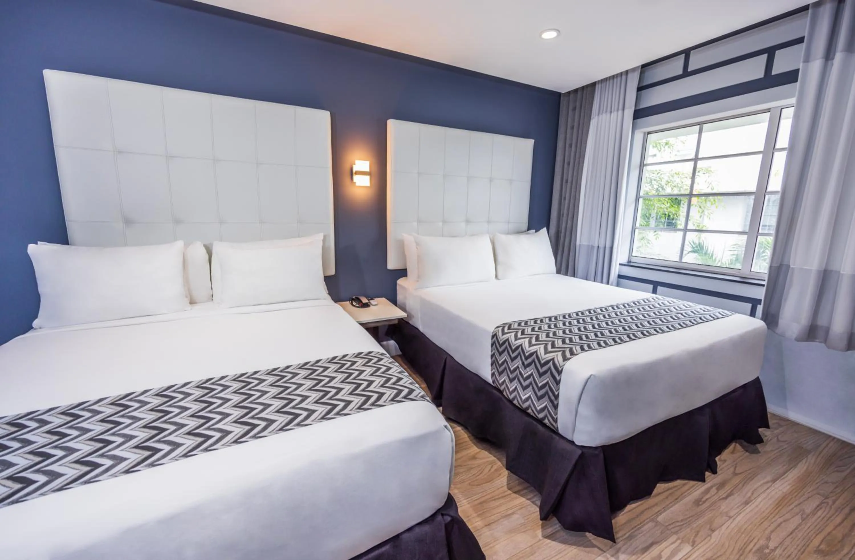 Deluxe Double Queen in Kent Hotel