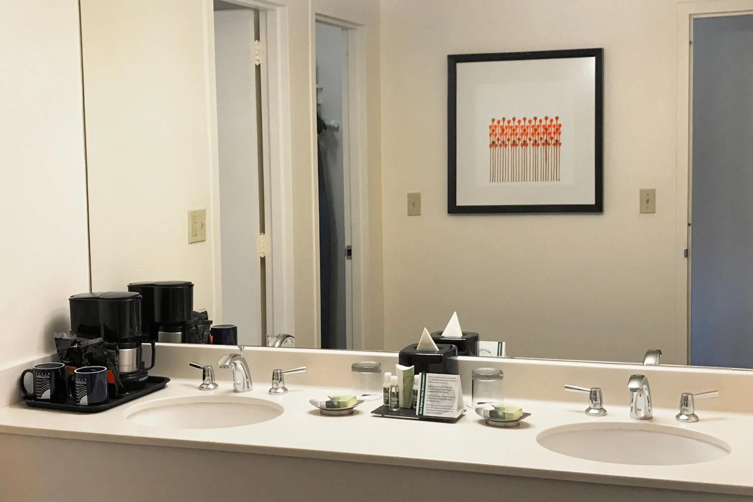 Deluxe Double Room with Balcony in Washington Plaza Hotel