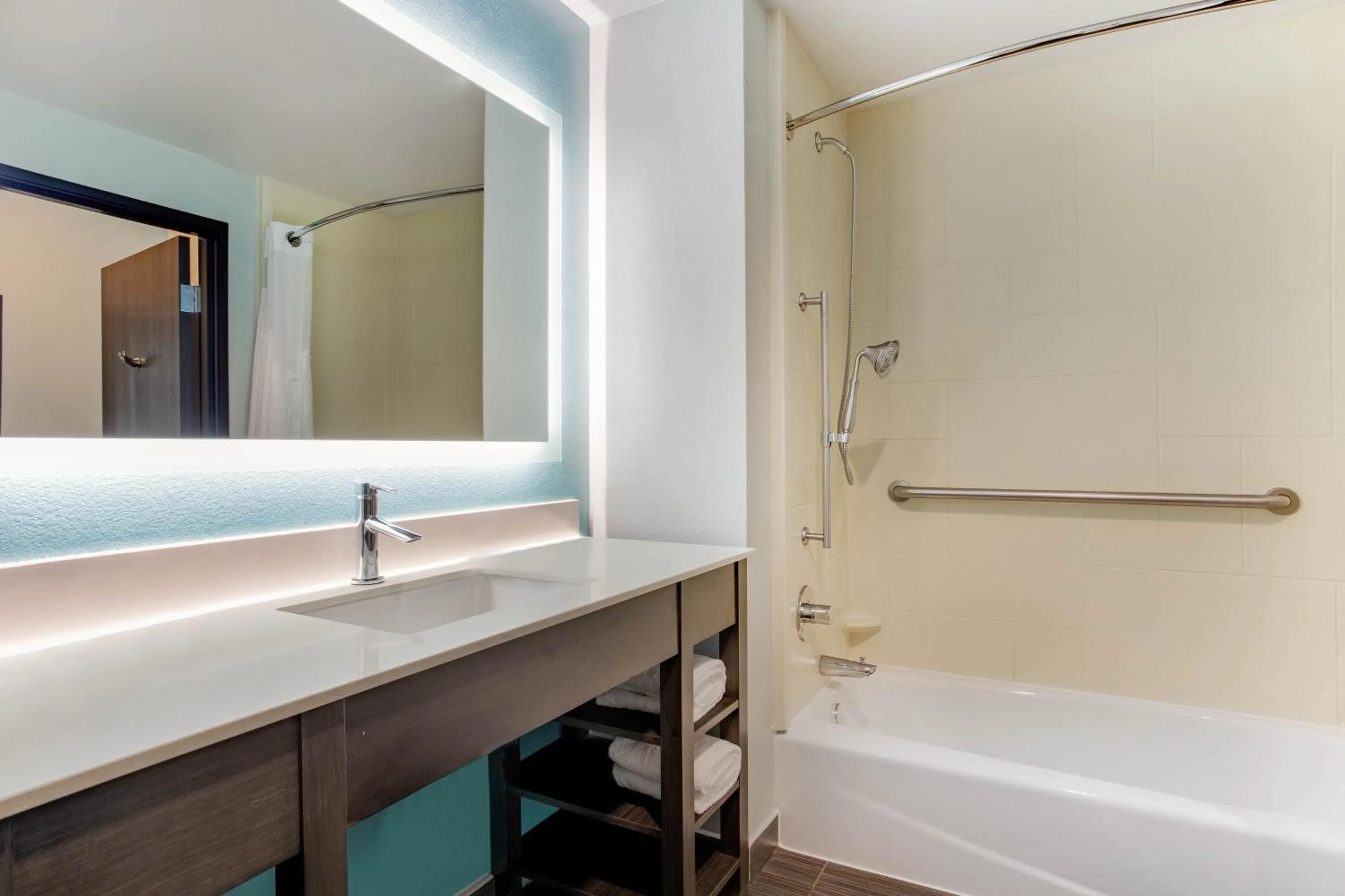King Room with Roll-In Shower - Mobility/Hearing Accessible - Non-Smoking in La Quinta Inn & Suites by Wyndham Northlake Ft. Worth
