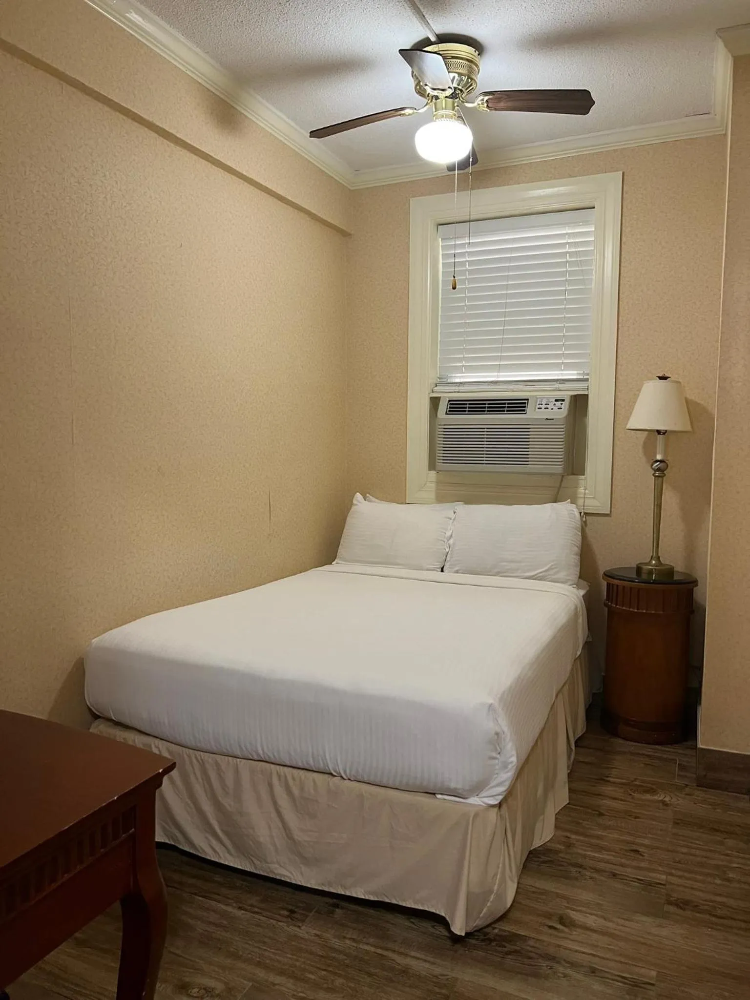 Budget Single Room in District Hotel