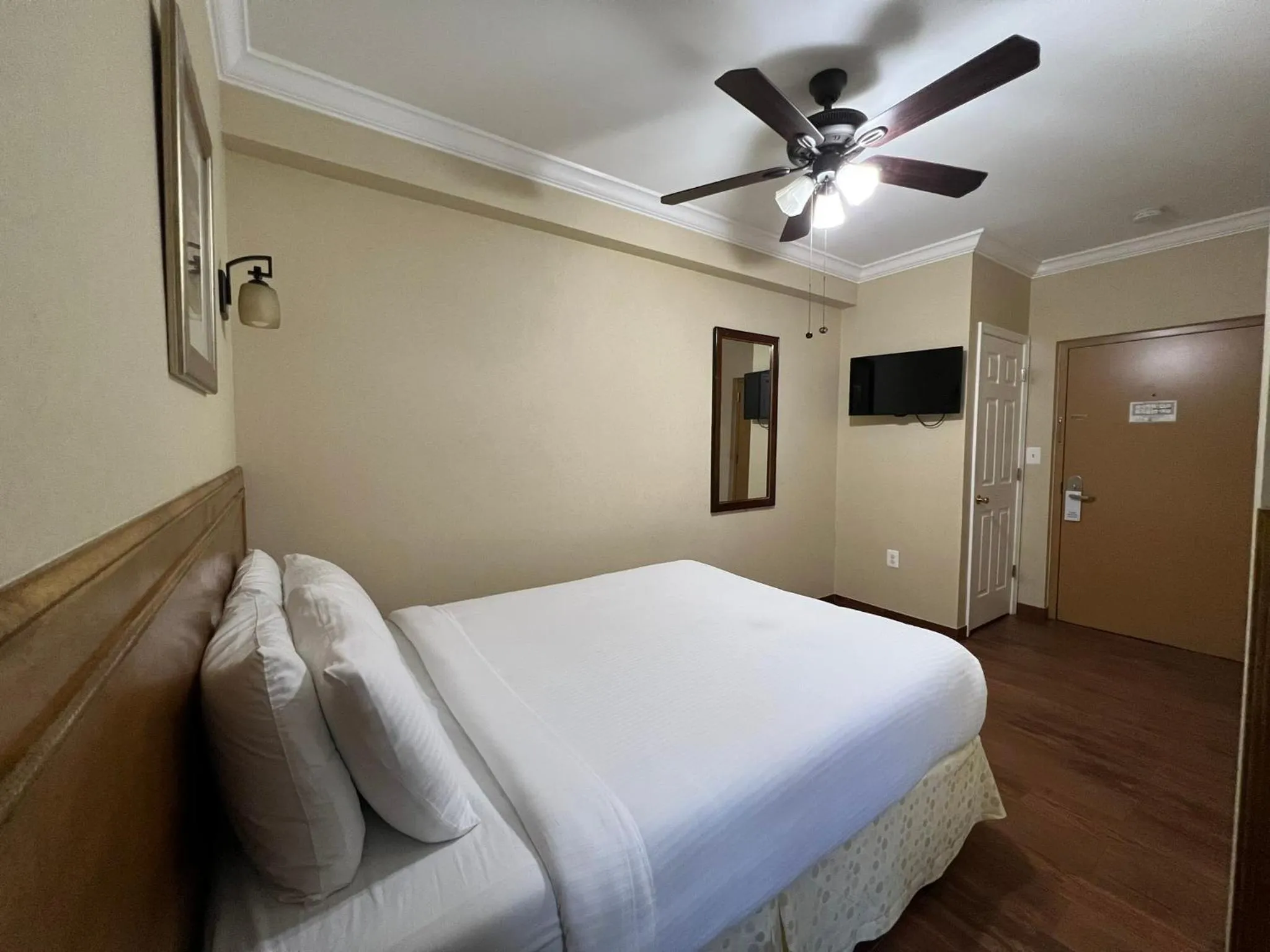 Queen Room in District Hotel