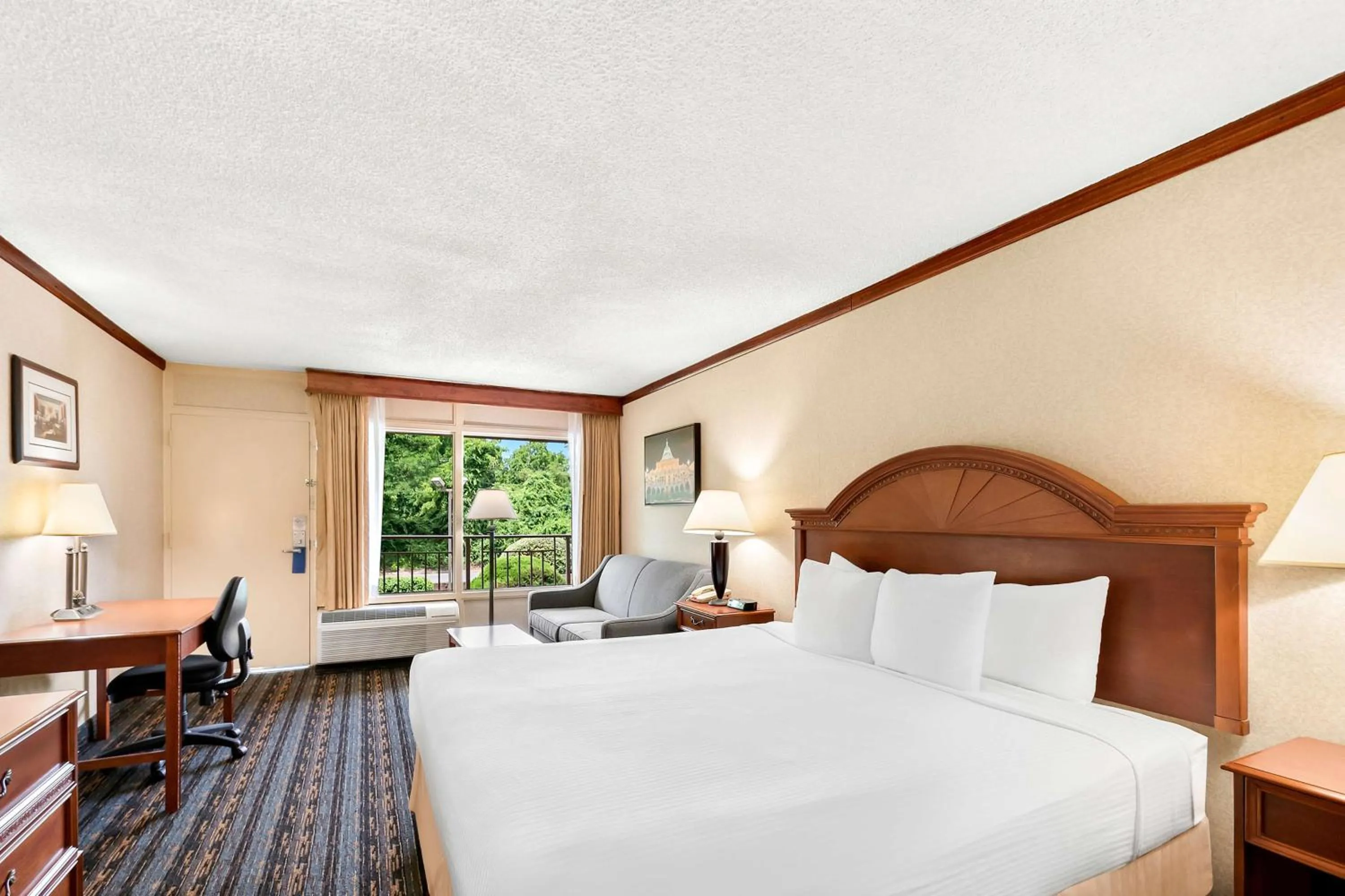 King Room with Sofa Bed - Drive-Up/Non-Smoking in Best Western Fairfax City