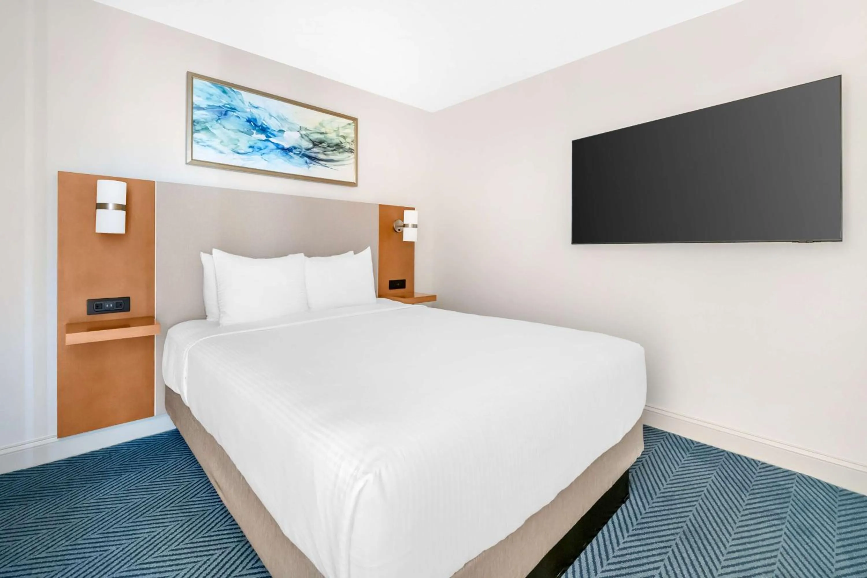 One-Bedroom Queen Suite with Bath Tub and Balcony in Hilton Vacation Club The Cove on Ormond Beach