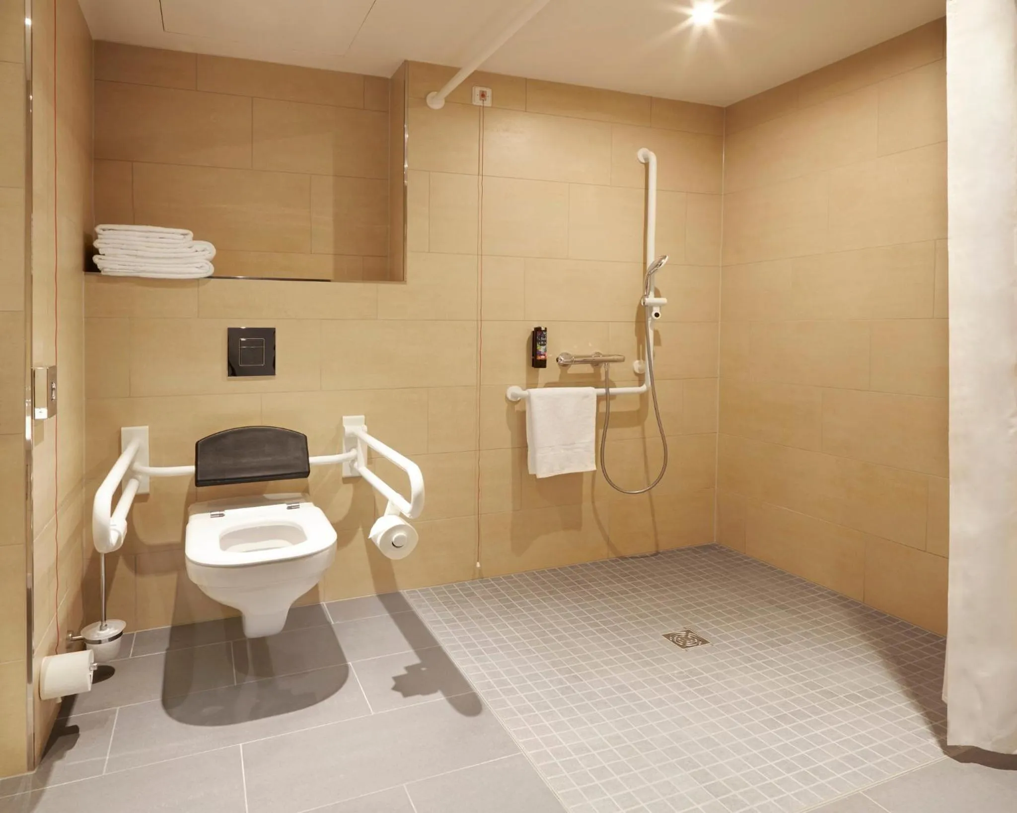 Standard Queen Room - Disability Access in Holiday Inn - the niu, Air Frankfurt Messe by IHG