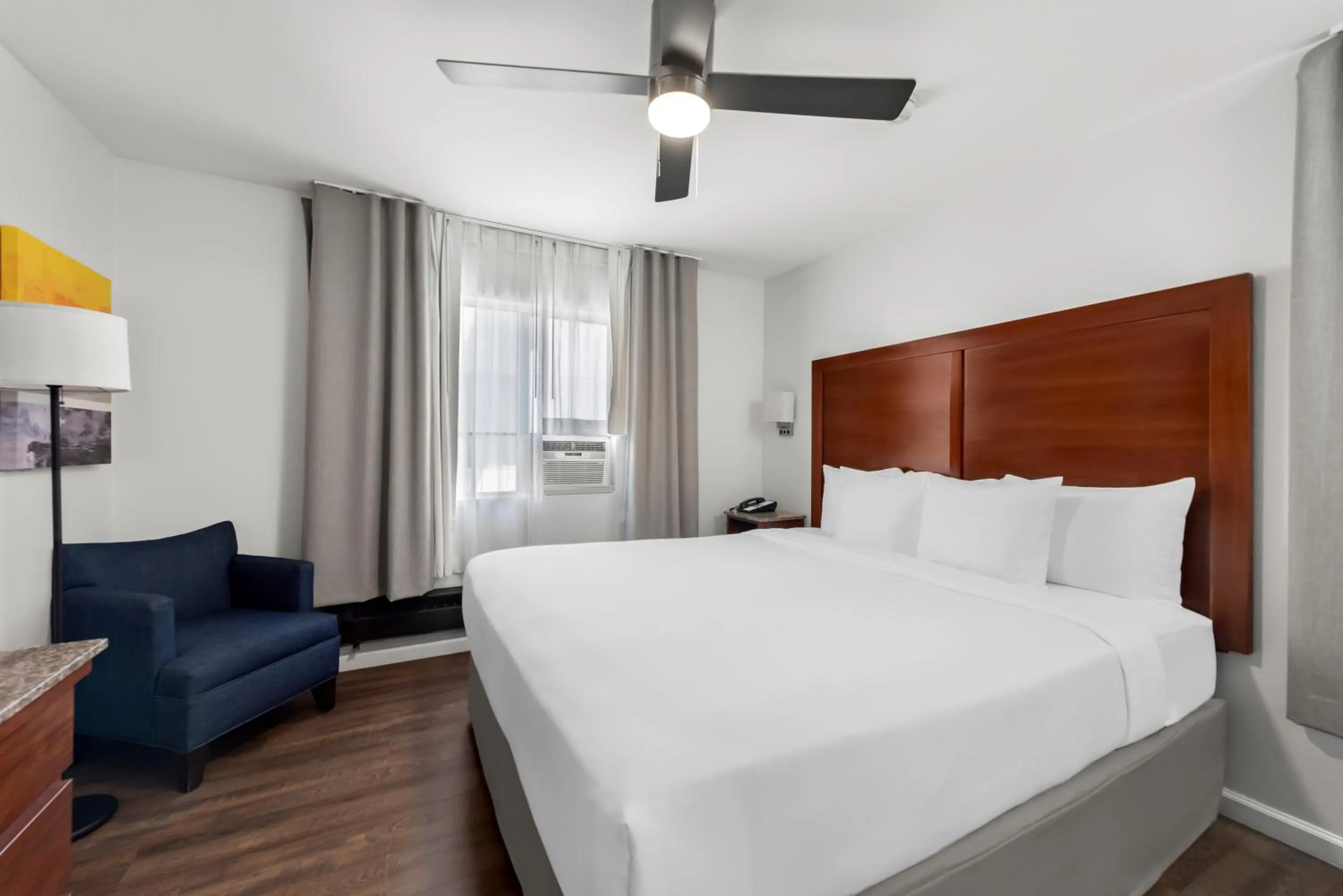 Standard Room One King Bed Non-Smoking in Comfort Inn Gaslamp Convention Center