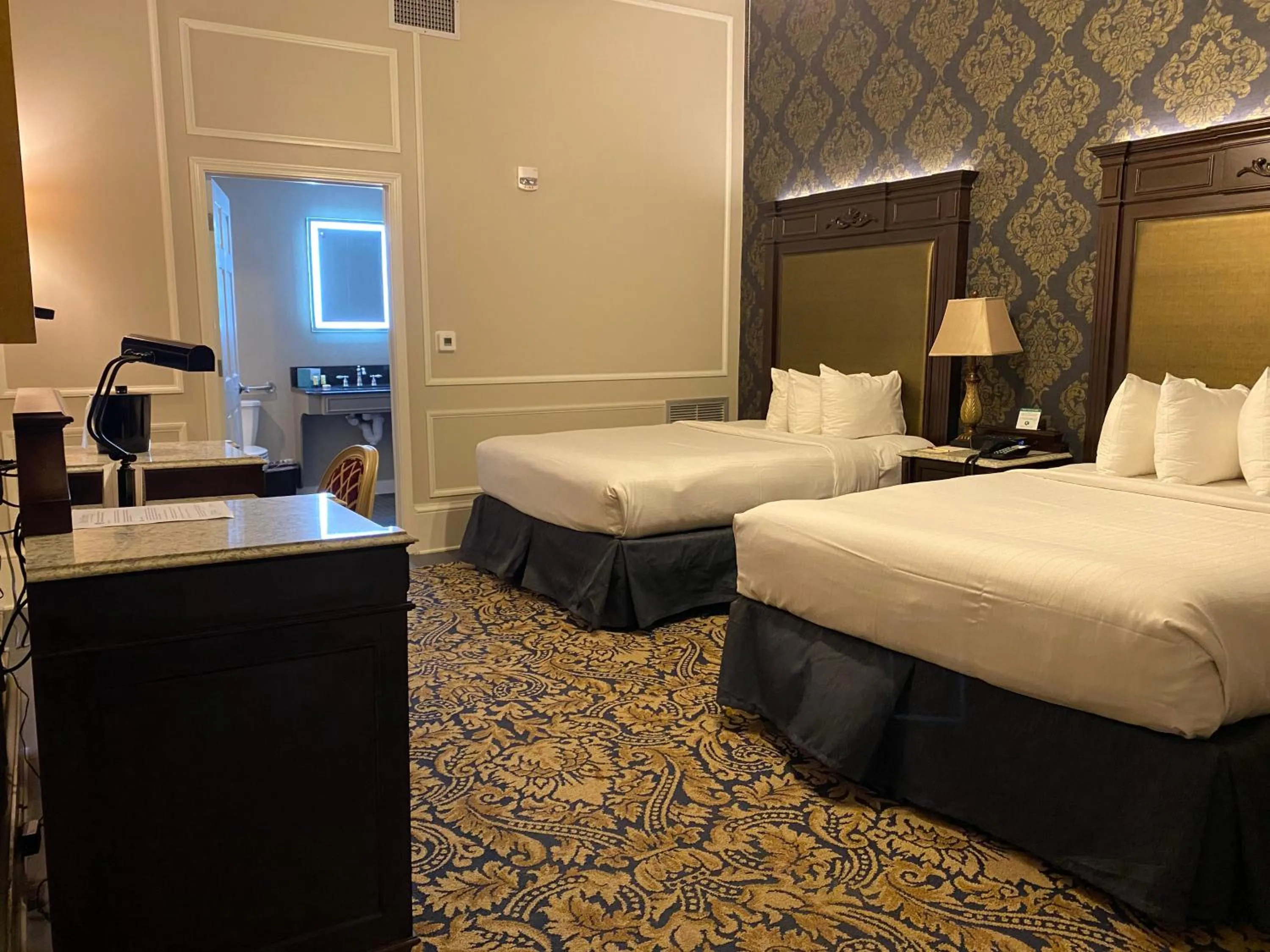 2 Queen Bed Courtyard Room in Place D'Armes Hotel