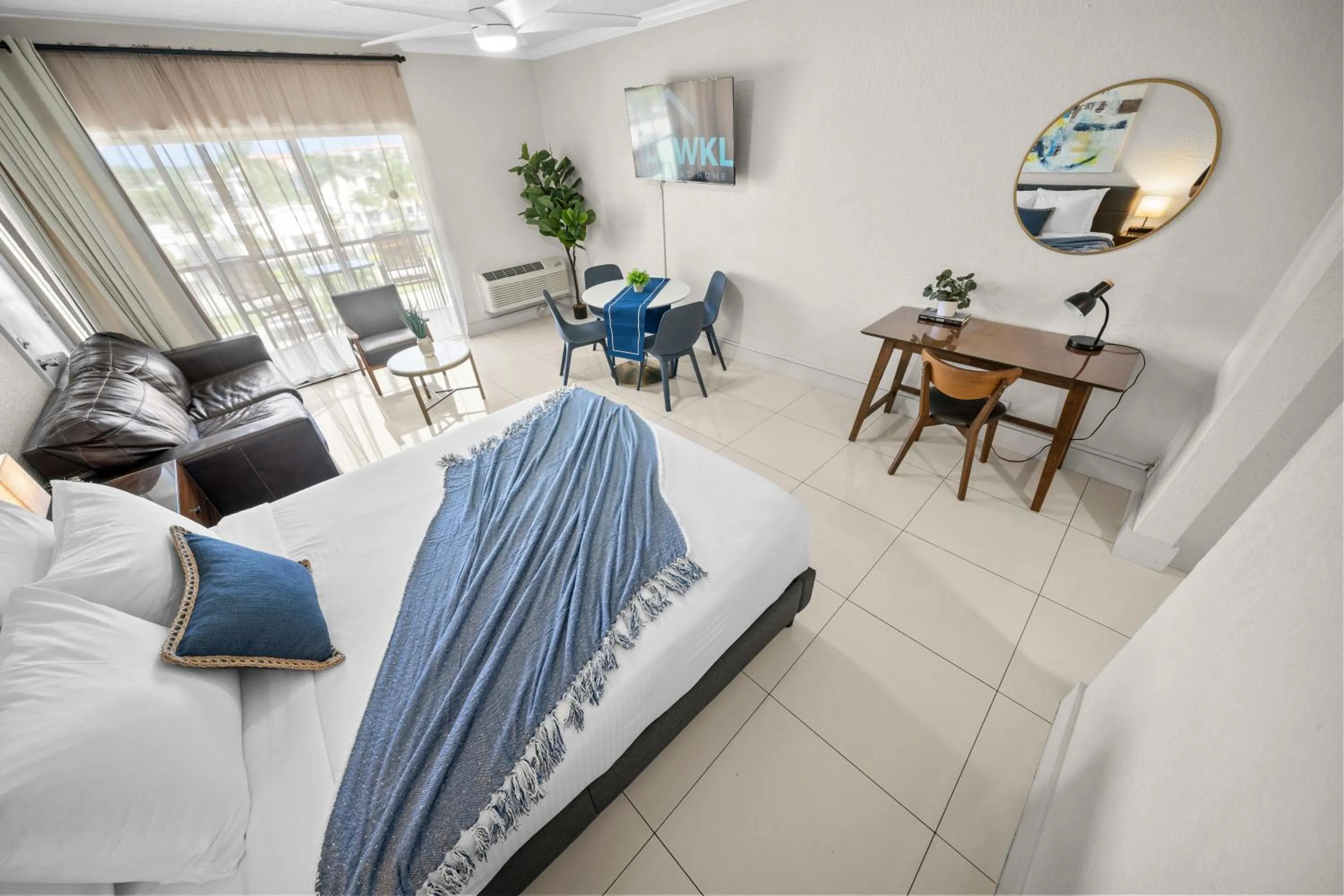 Superior Queen with Balcony, Kitchenette and Sofa Bed in Boca Plaza