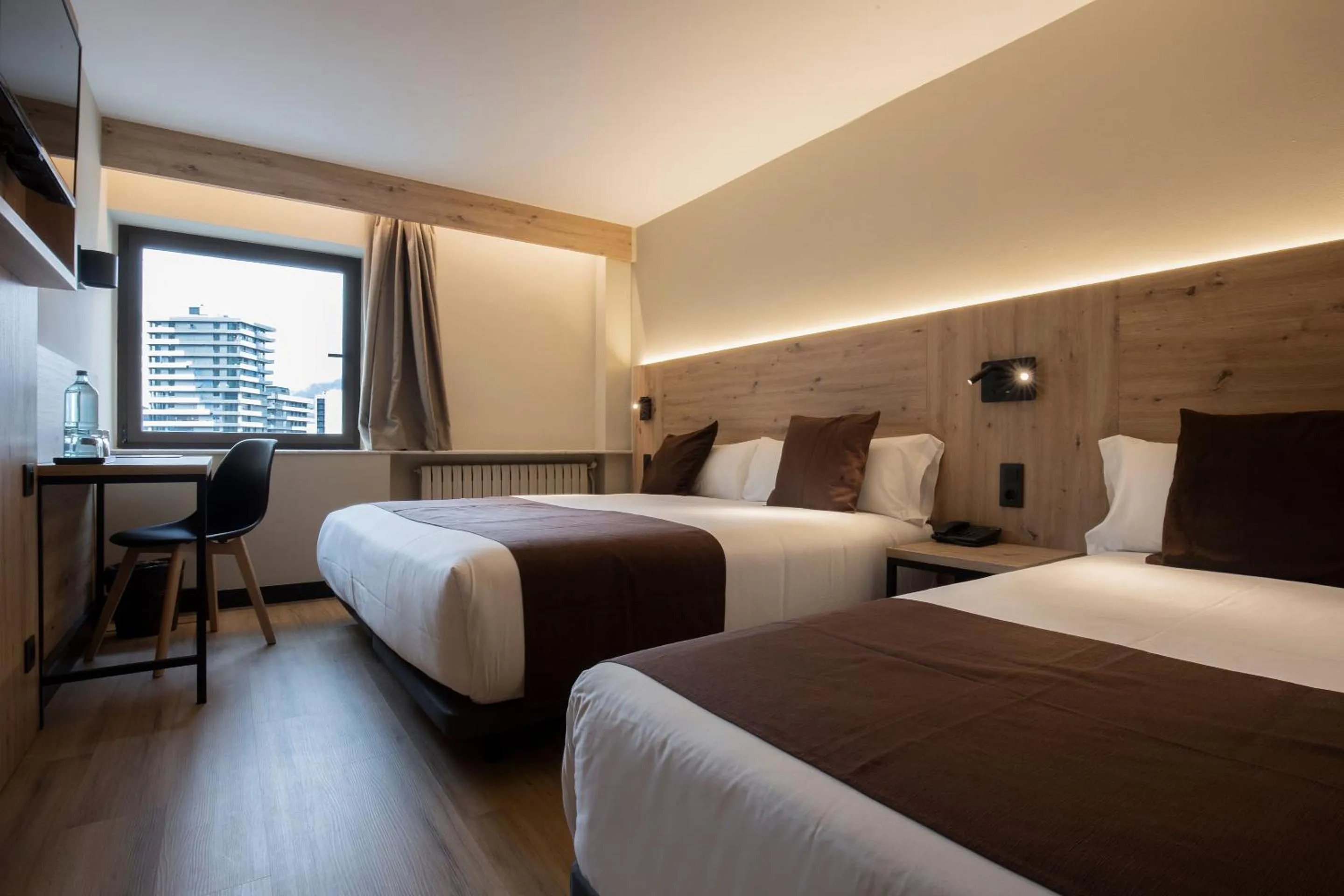 Triple Room in Hotel Comtes d'Urgell by Nexta