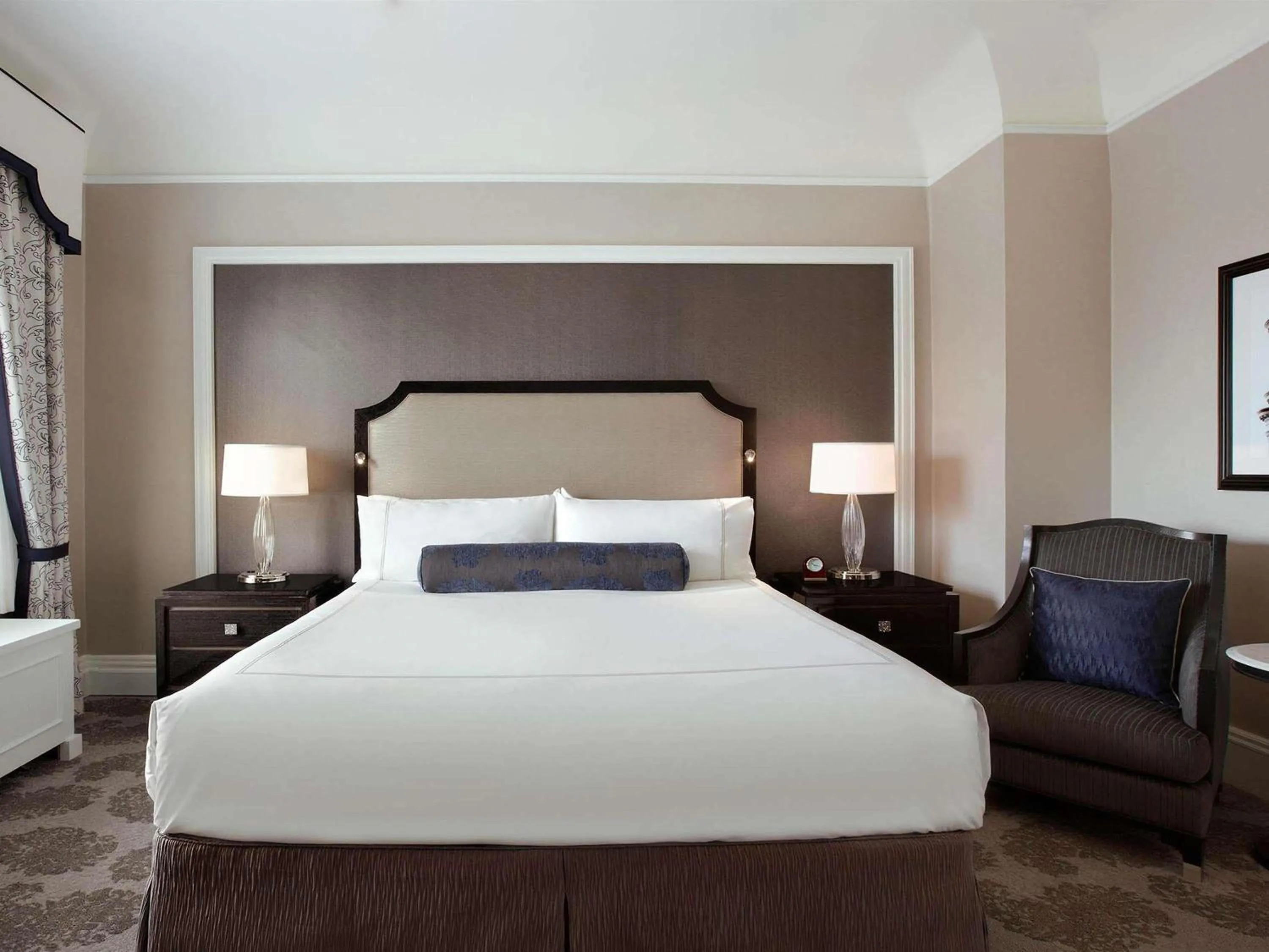 Corner King Suite with Sofa Bed in Fairmont San Francisco