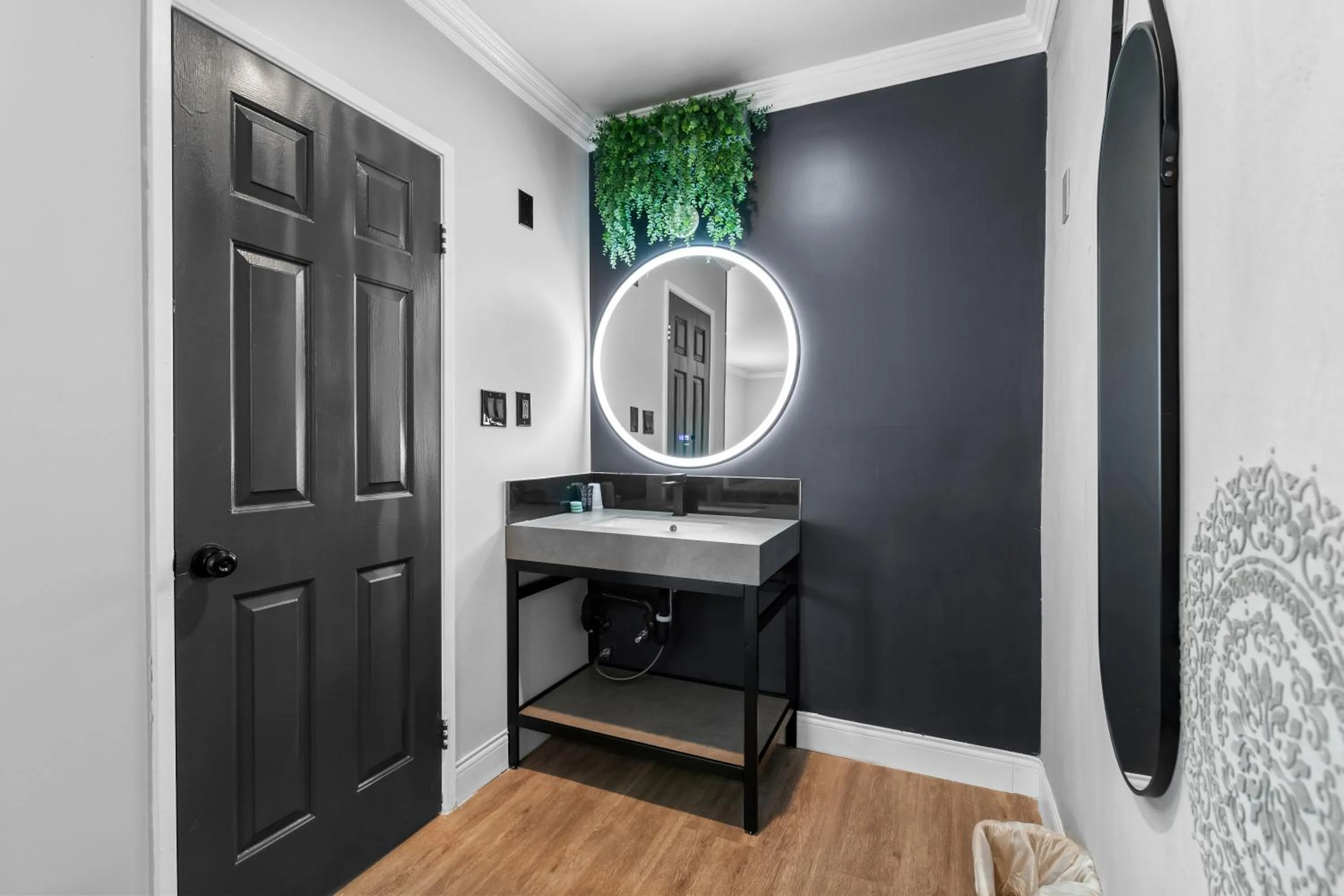 Deluxe King Suite in Beverly Inn