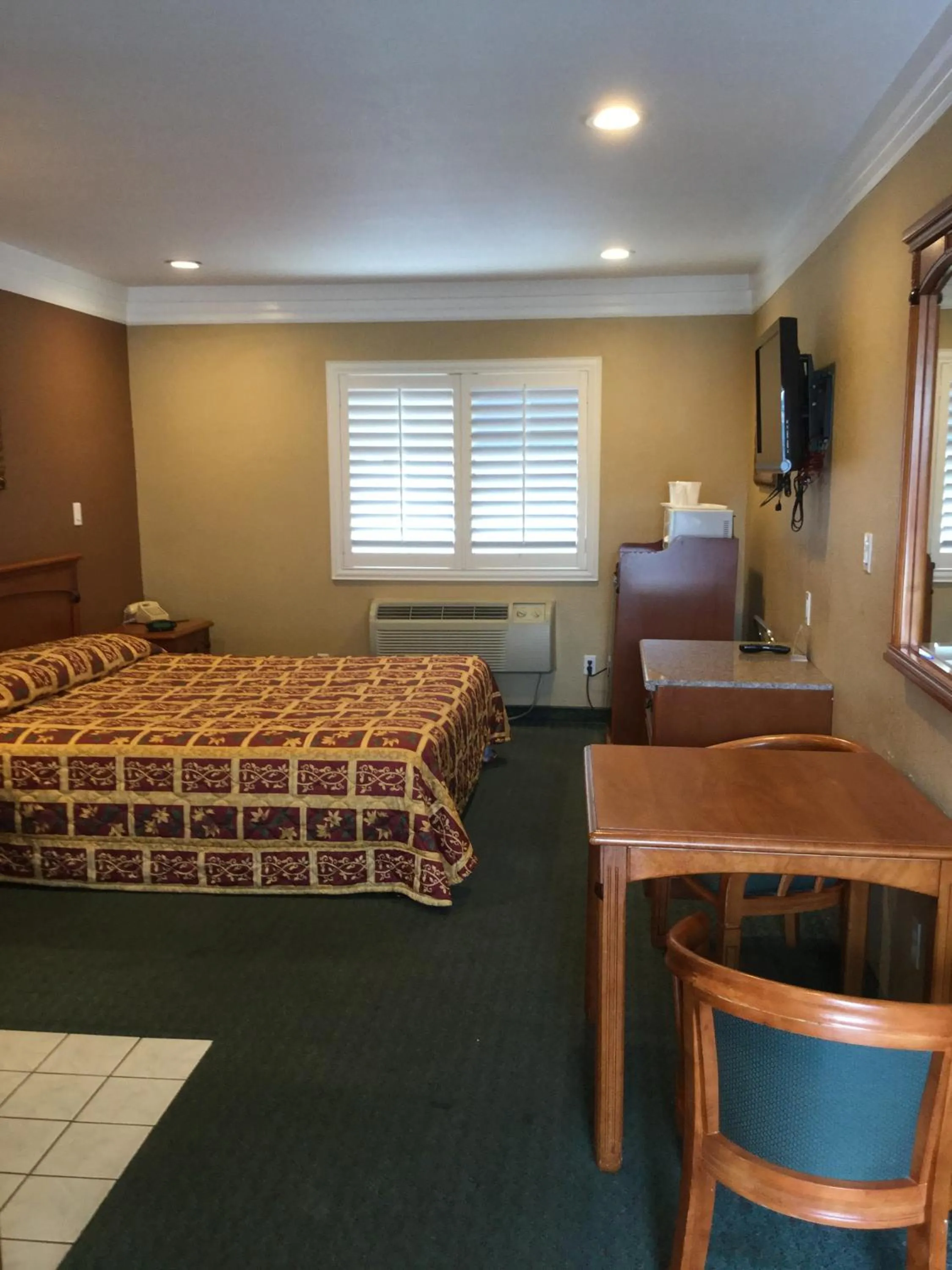 King Room in Beverly Inn