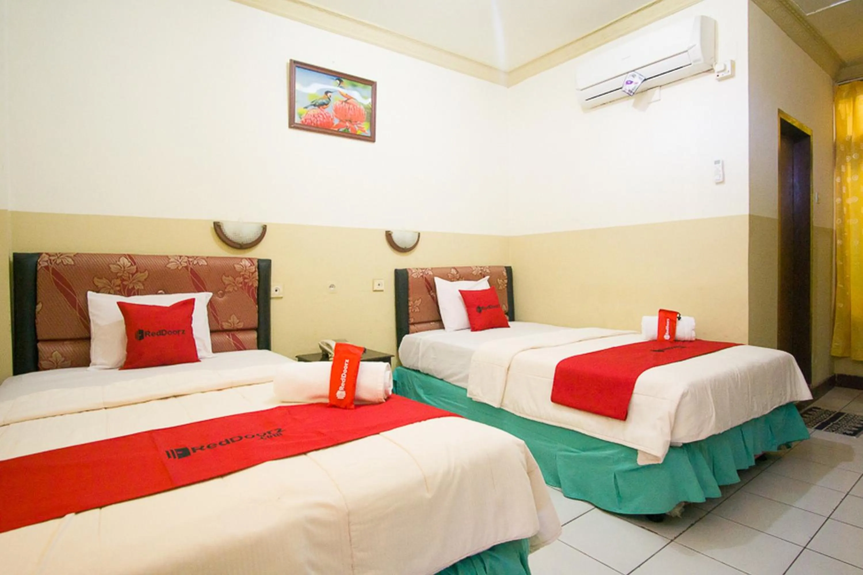 Twin Room in RedDoorz plus near Pelabuhan Bitung