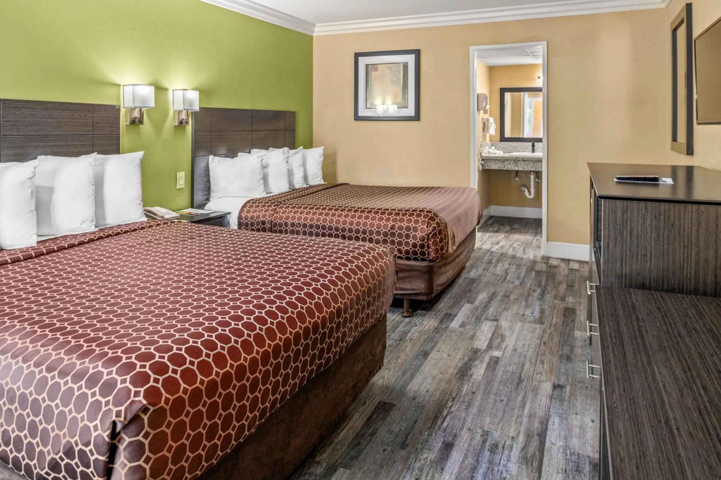 Double Queen Room in Vagabond Inn Costa Mesa