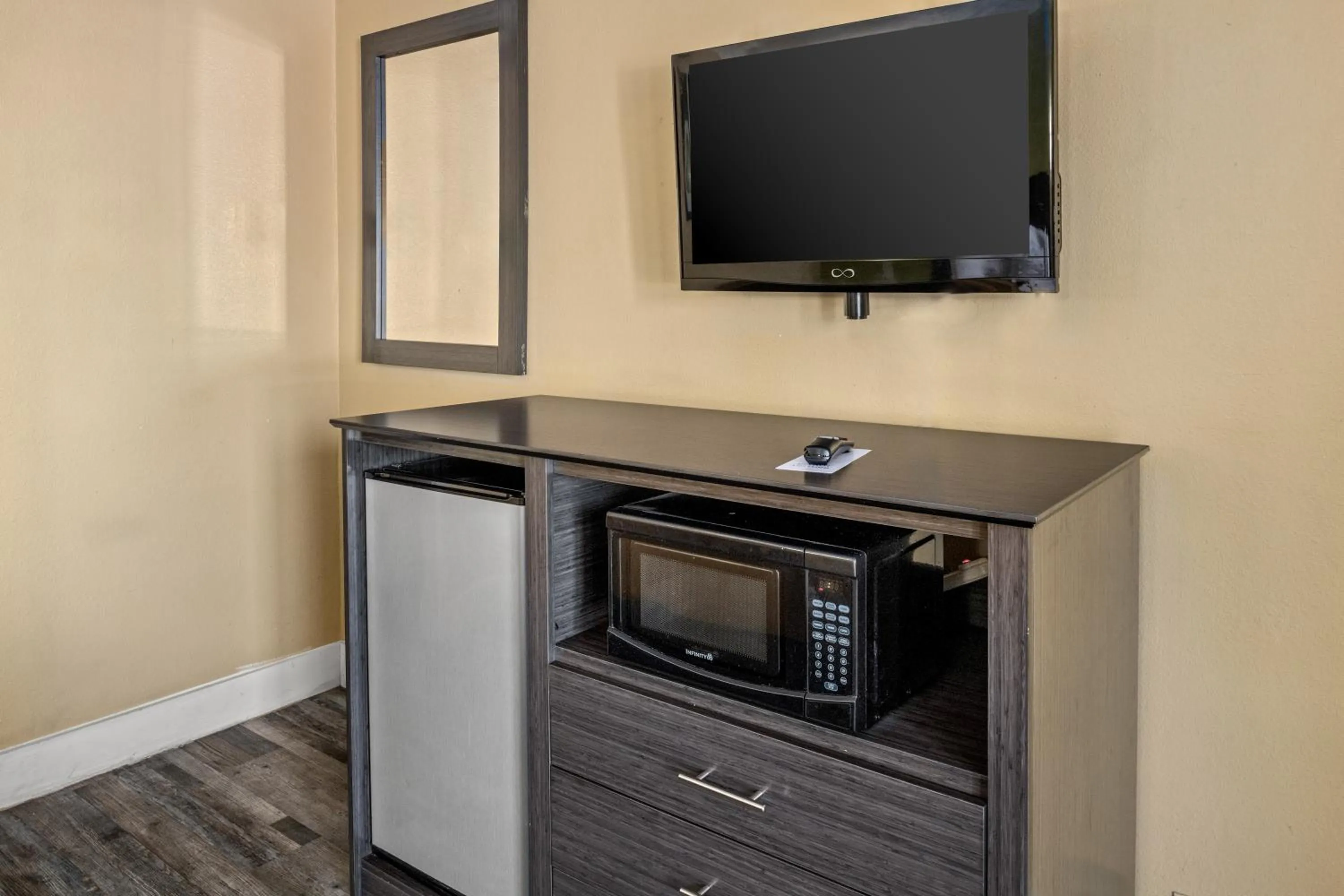 Queen Room - Disability Access in Vagabond Inn Costa Mesa