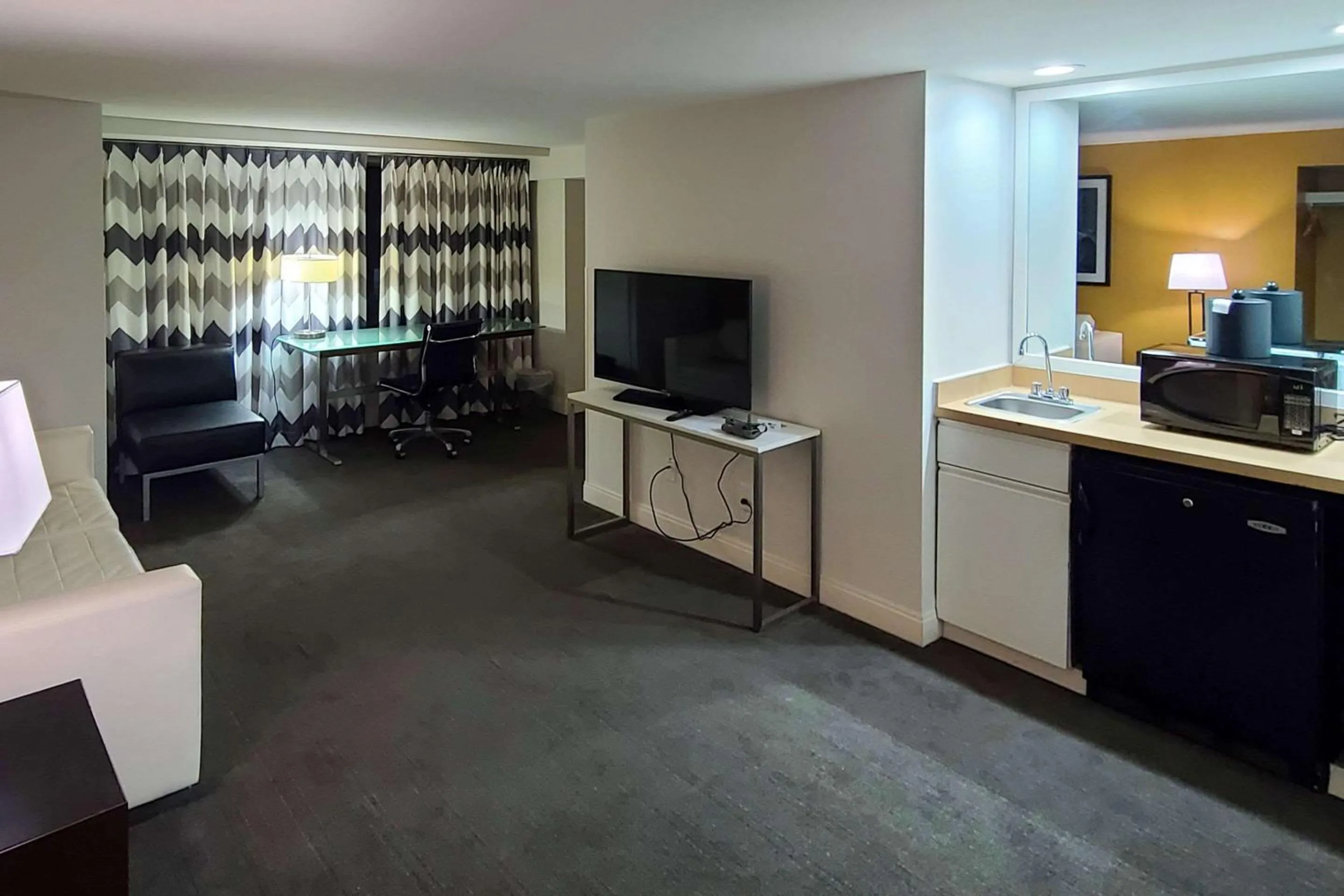 King Suite with Sofa Bed - Non-Smoking in Comfort Inn & Suites Baltimore Inner Harbor