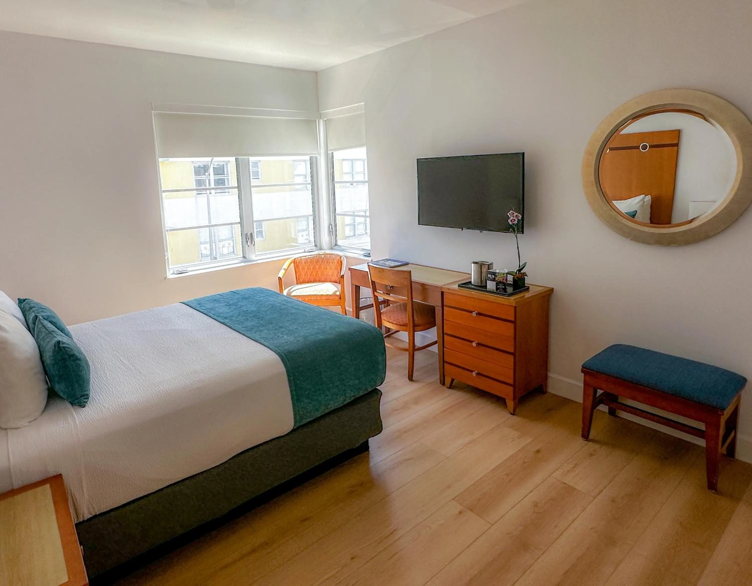 1 Queen Bed Partial Ocean View in Avalon Hotel