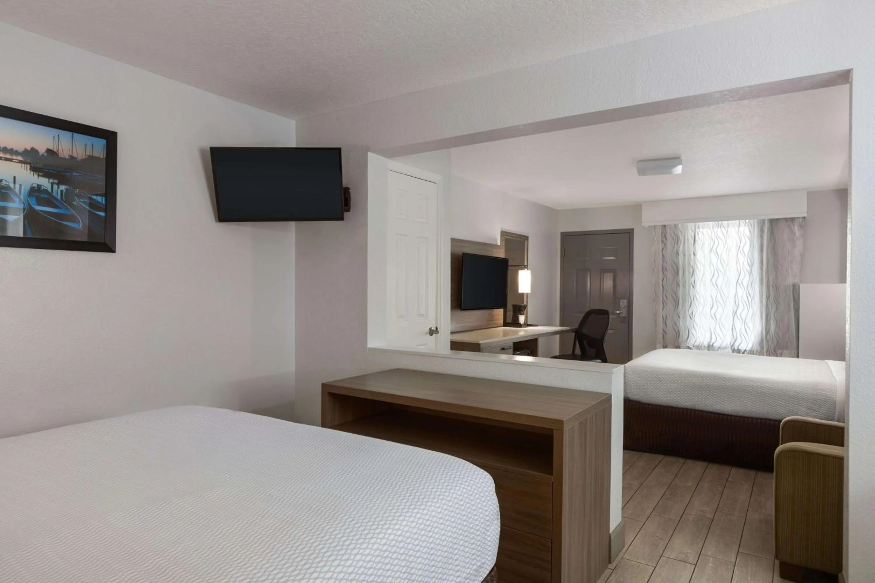 Partial Split Queen Suite with City View - Non-Smoking in La Quinta by Wyndham Oceanfront Daytona Beach