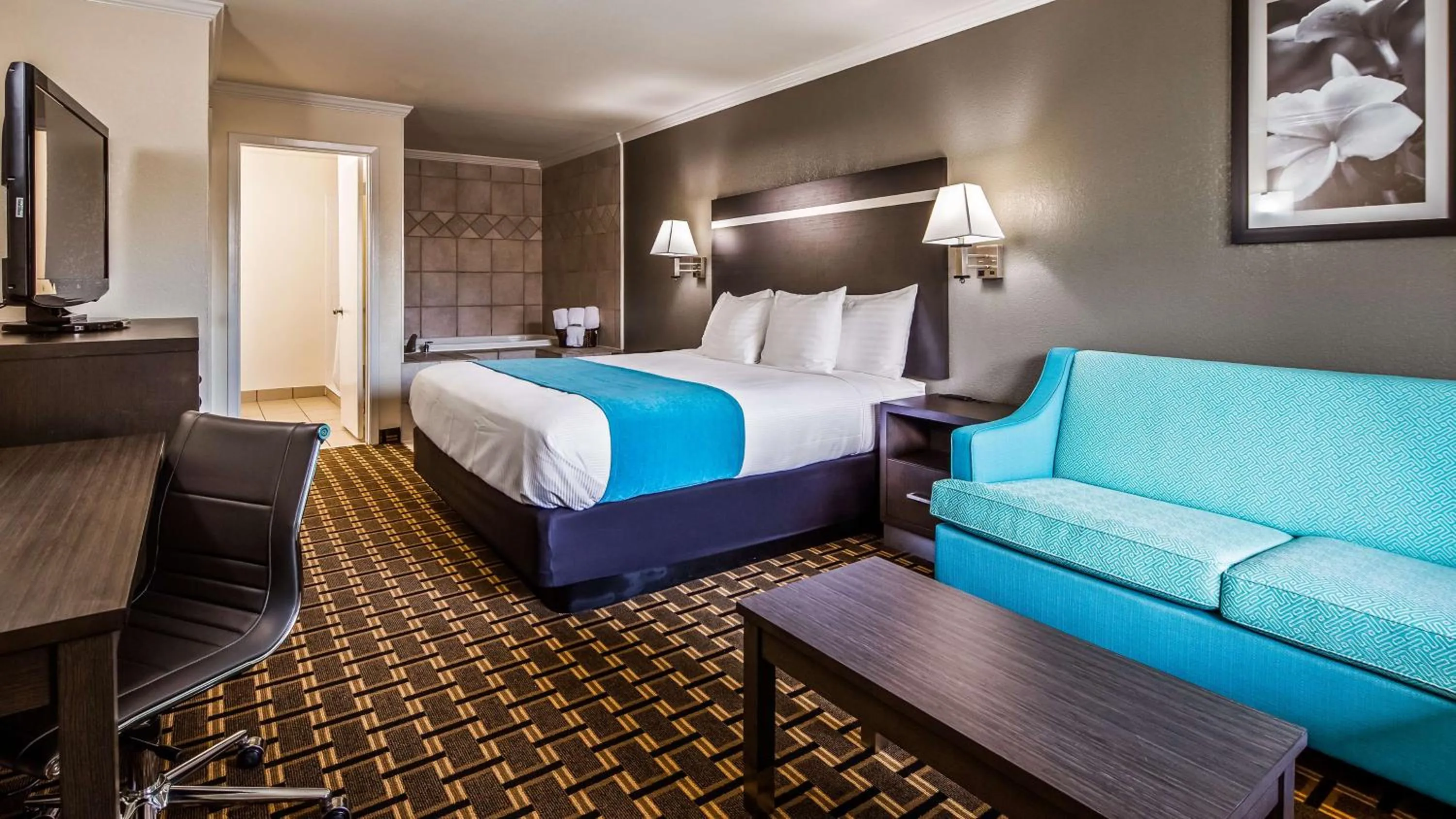 King Suite in Best Western Garden Inn