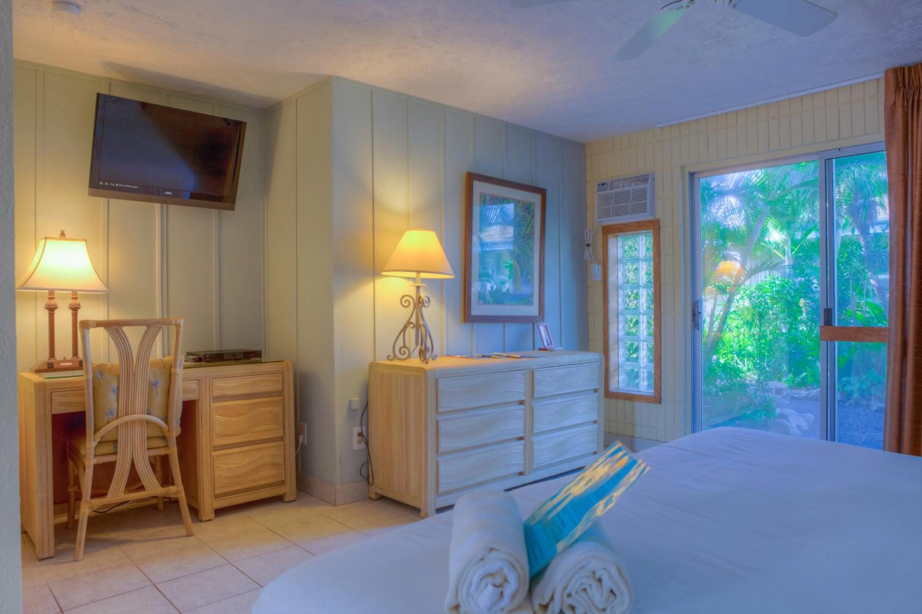 Junior Suite, 1 King Bed, Accessible Roll-In Shower, Garden View in Kohea Kai Hotel Maui