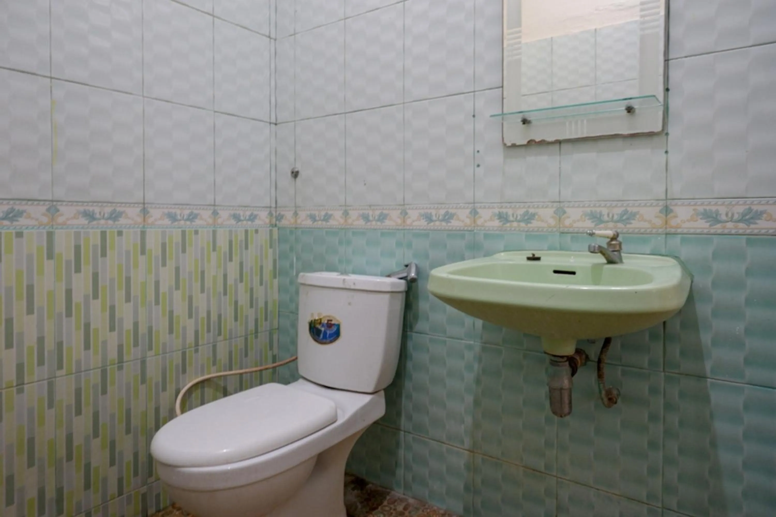 Standard Twin Room in RedDoorz Plus Syariah at Alam Raya Hotel