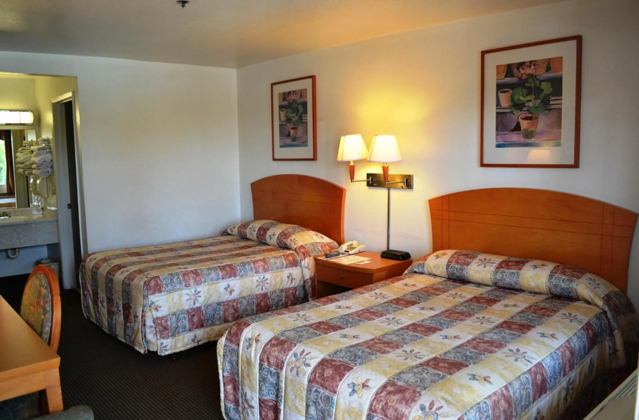 Double Queen Room in Fresno Inn