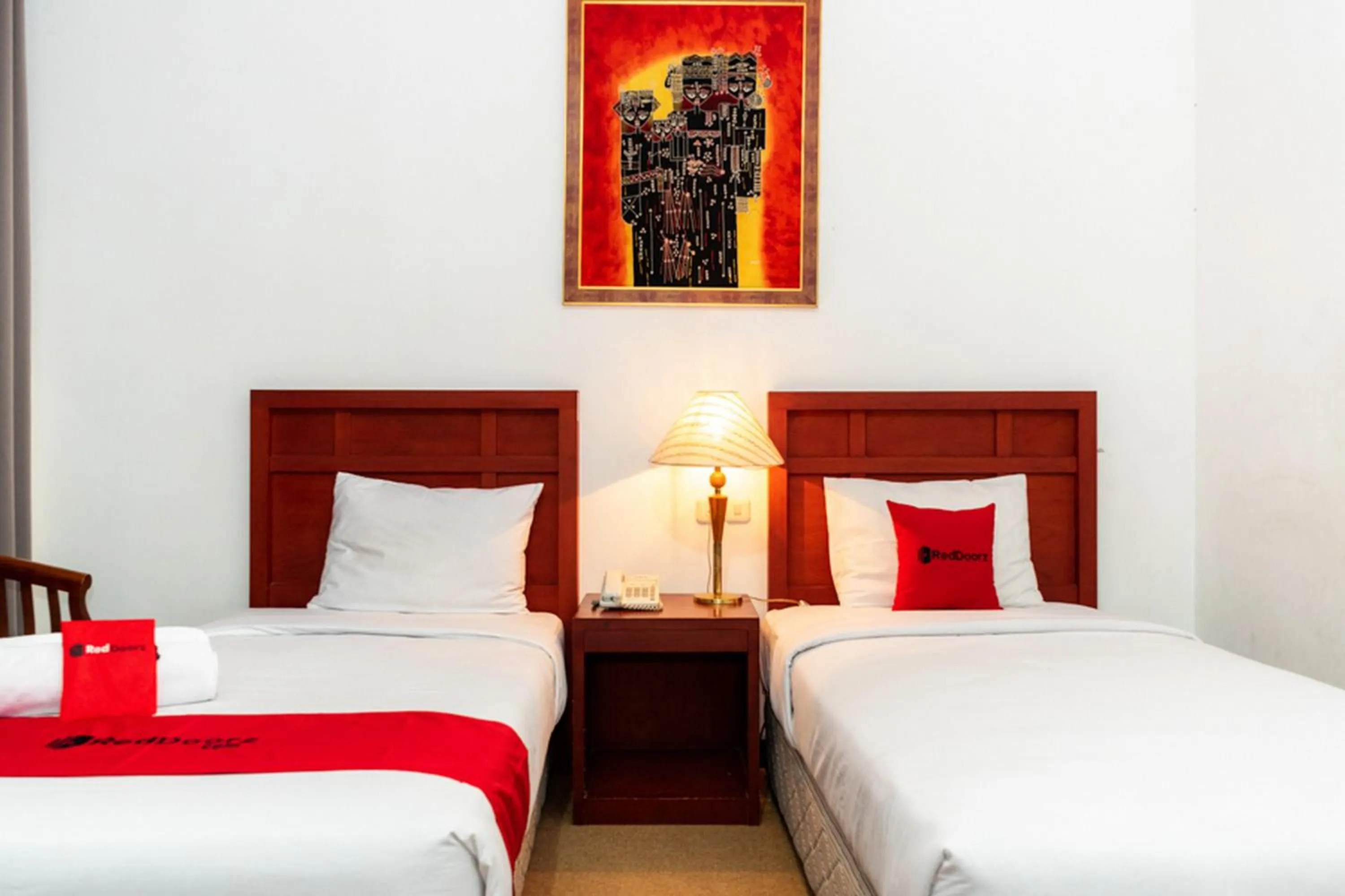 Deluxe Twin Room in RedDoorz Plus Syariah near Java Supermall Semarang 2