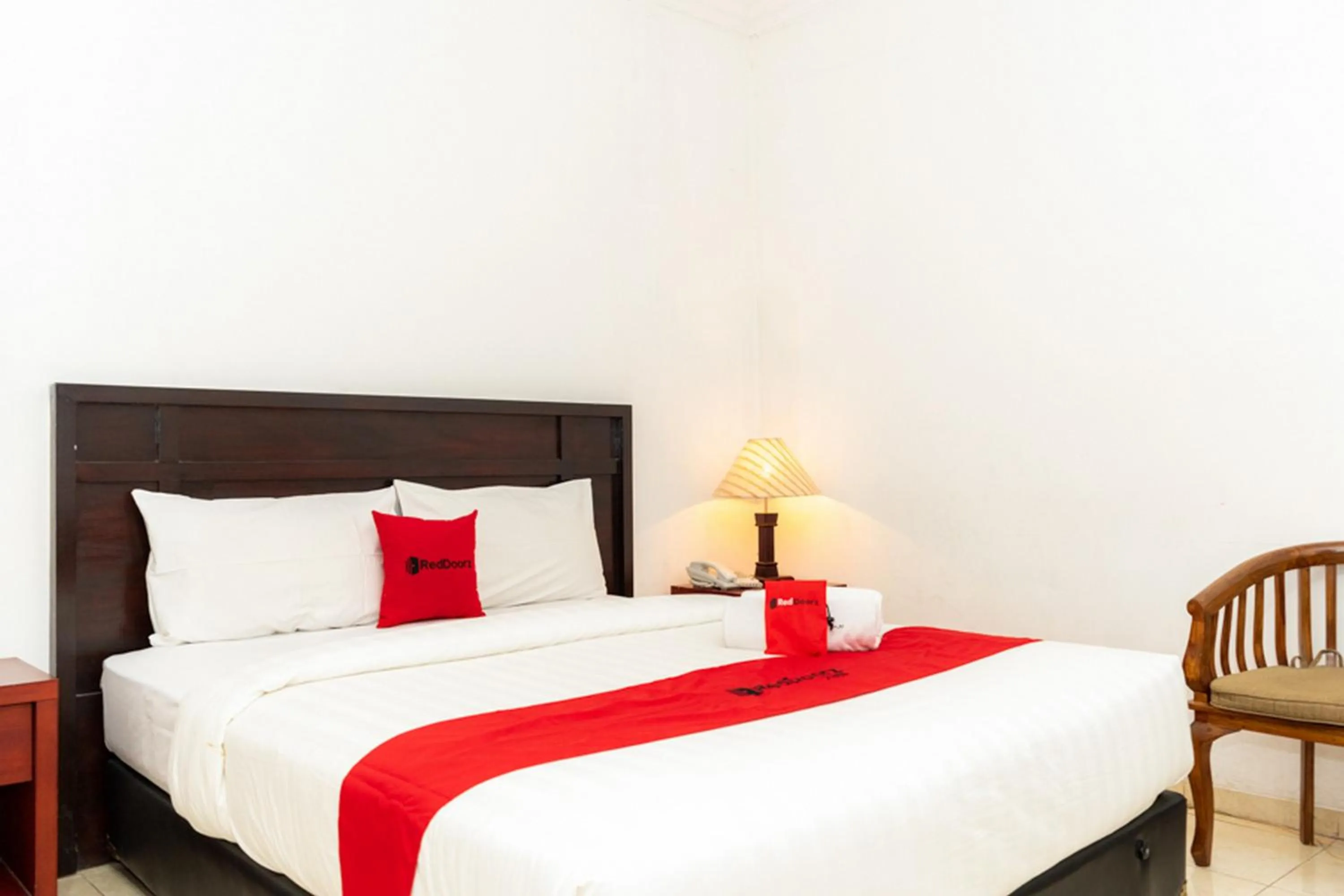 Deluxe Room in RedDoorz Plus Syariah near Java Supermall Semarang 2