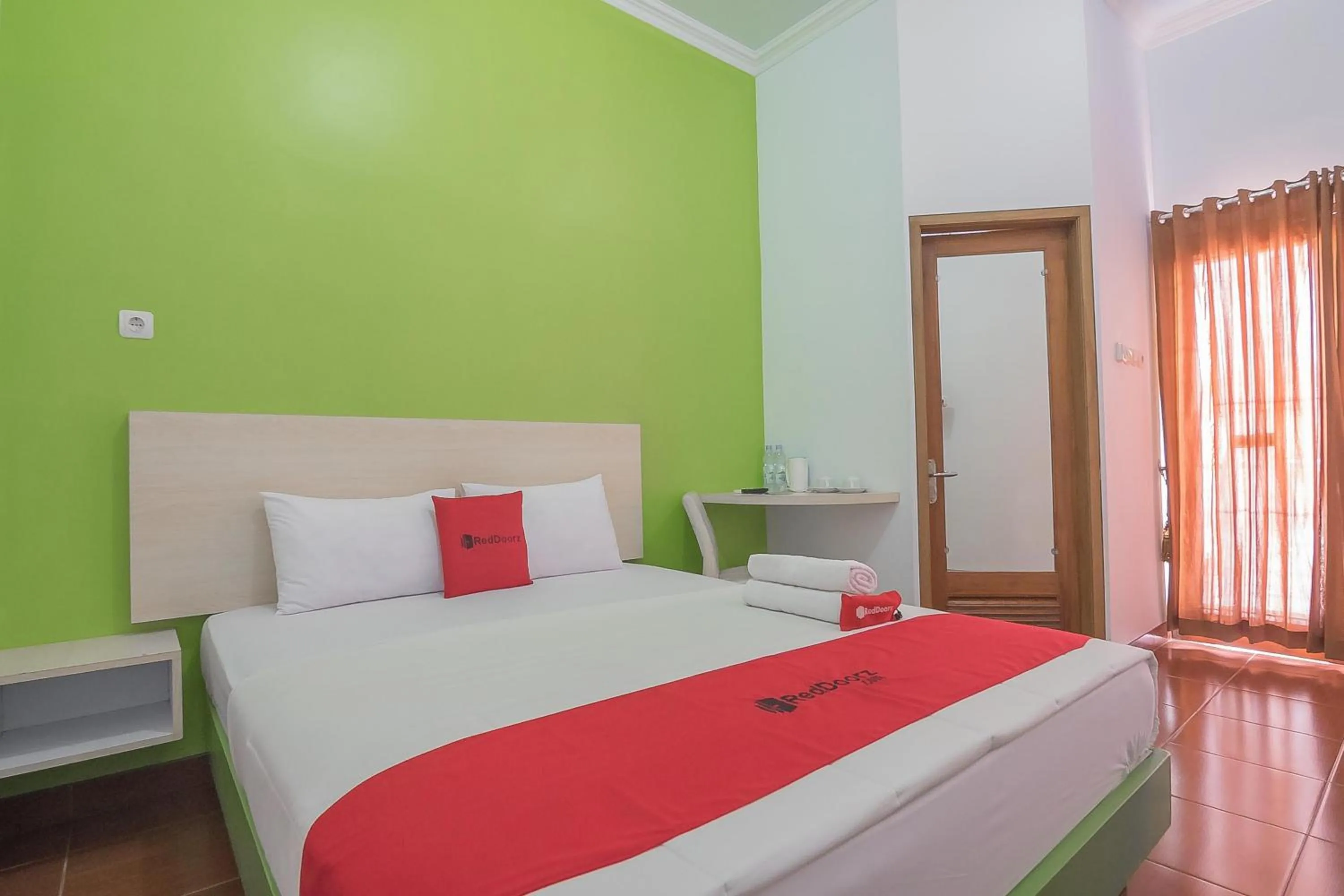 Double Room in RedDoorz Plus near Alun Alun Kuningan