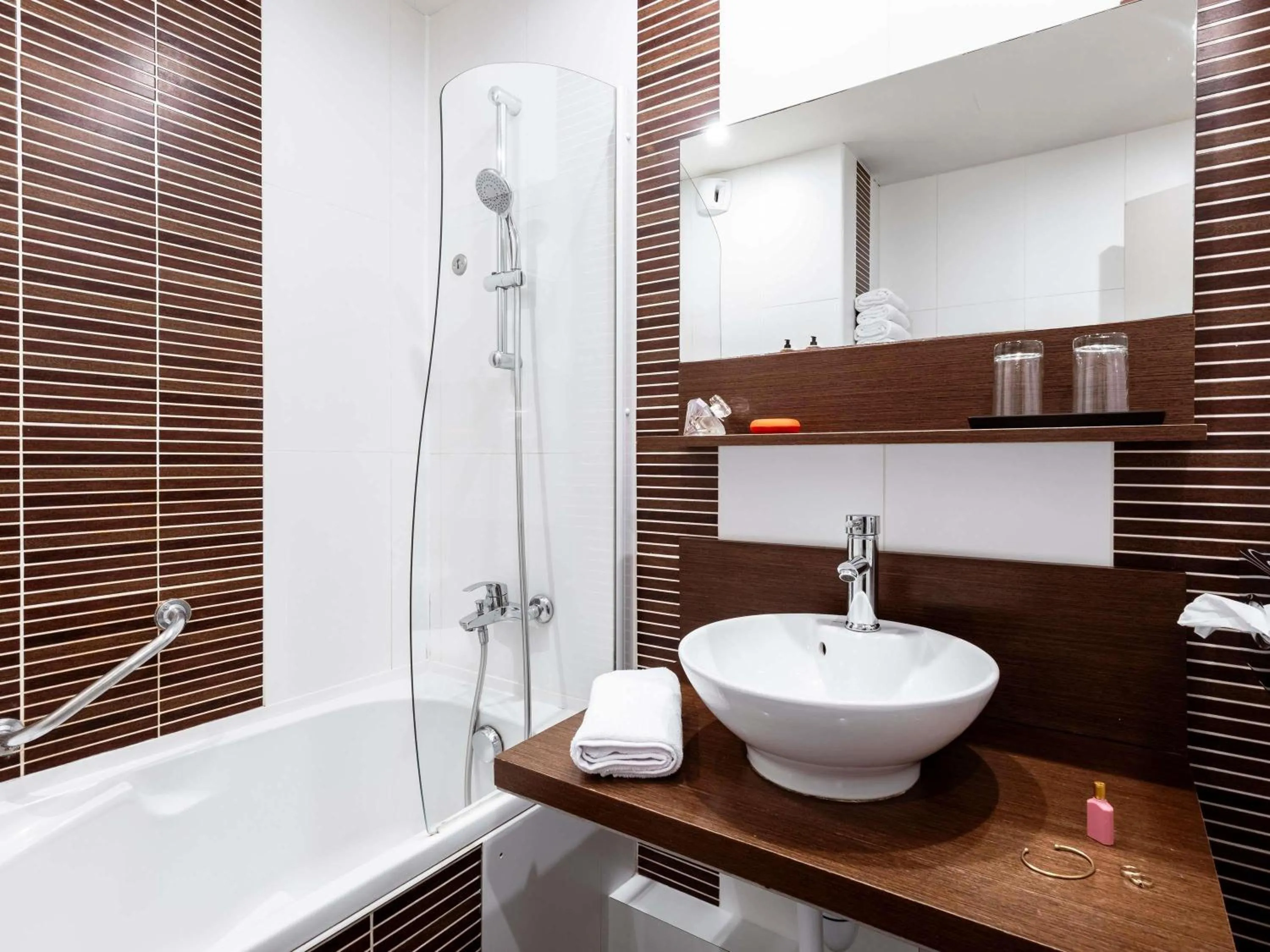 Superior Double Room with Sofa in Mercure Bayeux Omaha Beach