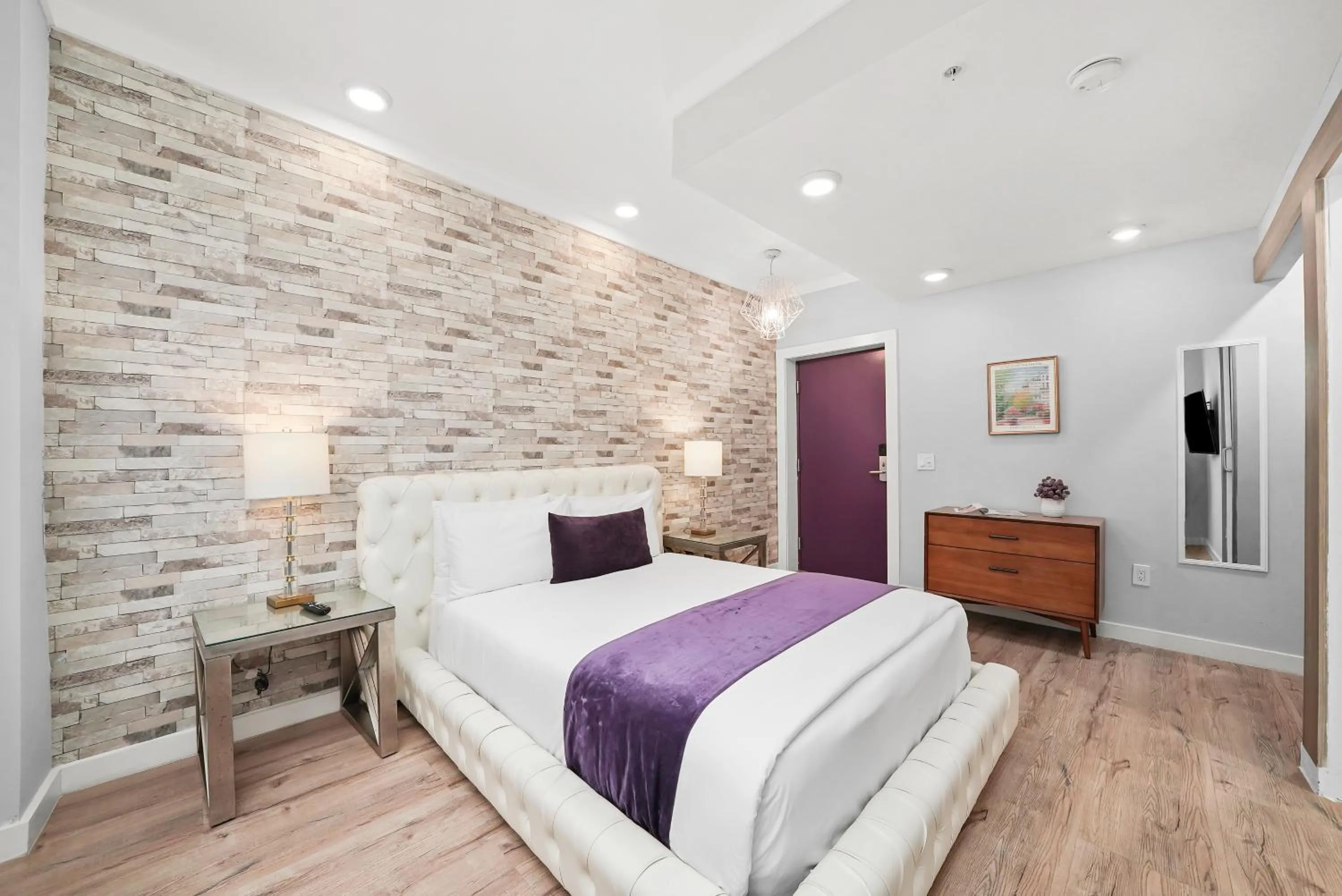 Accessible Standard Queen Room in Shelley Hotel