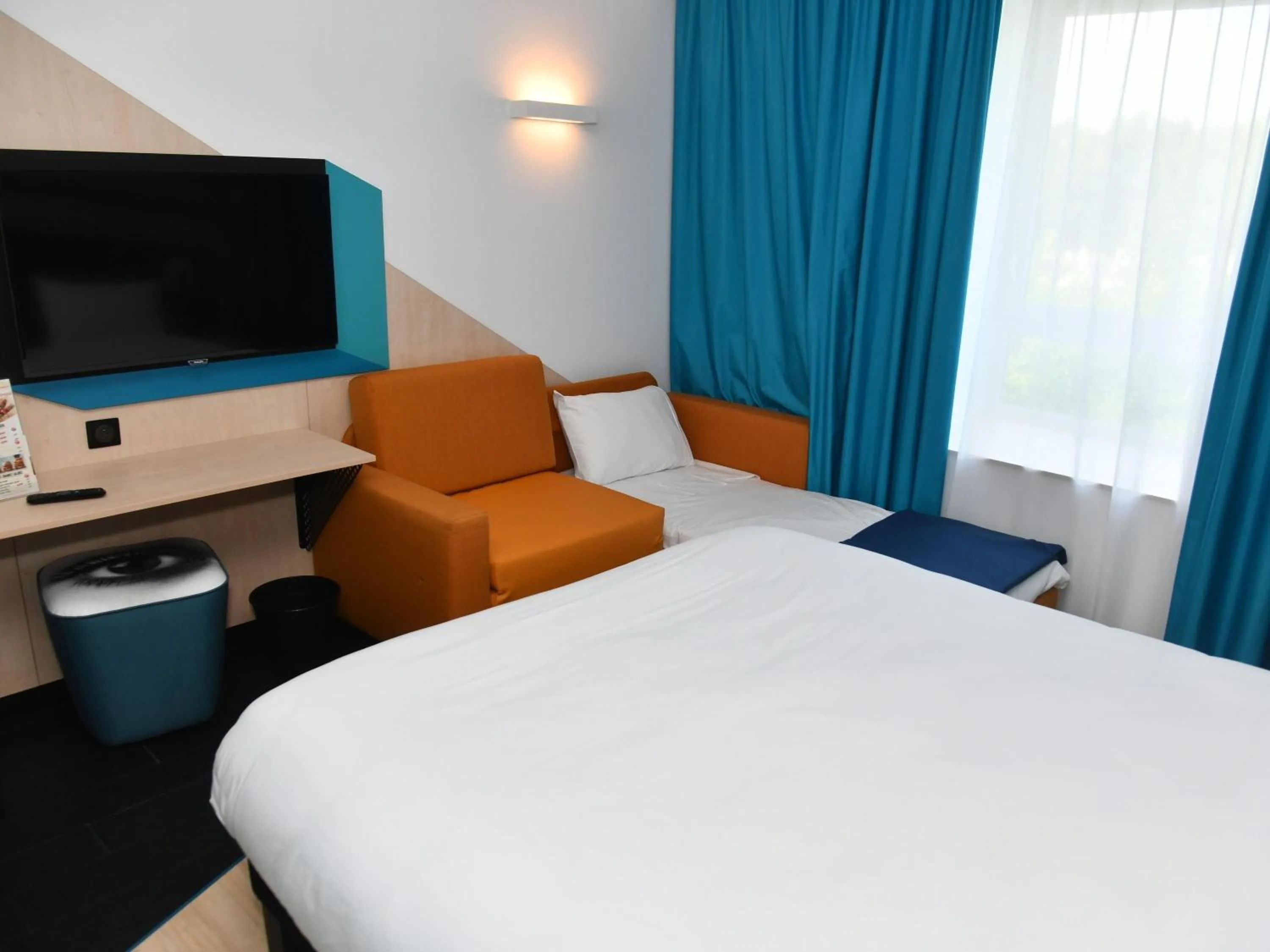 Confort Family Room with 1 double bed and 1 sofa bed in ibis Styles Avignon Sud